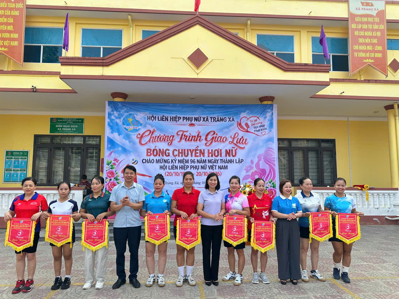 HỘI LIÊN HIỆP PHỤ NỮ XÃ TRÀNG XÁ TỔ CHỨC GIẢI BÓNG CHUYỀN HƠI CHÀO MỪNG KỶ NIỆM 96 NĂM NGÀY THÀNH LẬP HỘI LIÊN HIỆP PHỤ NỮ VIỆT NAM