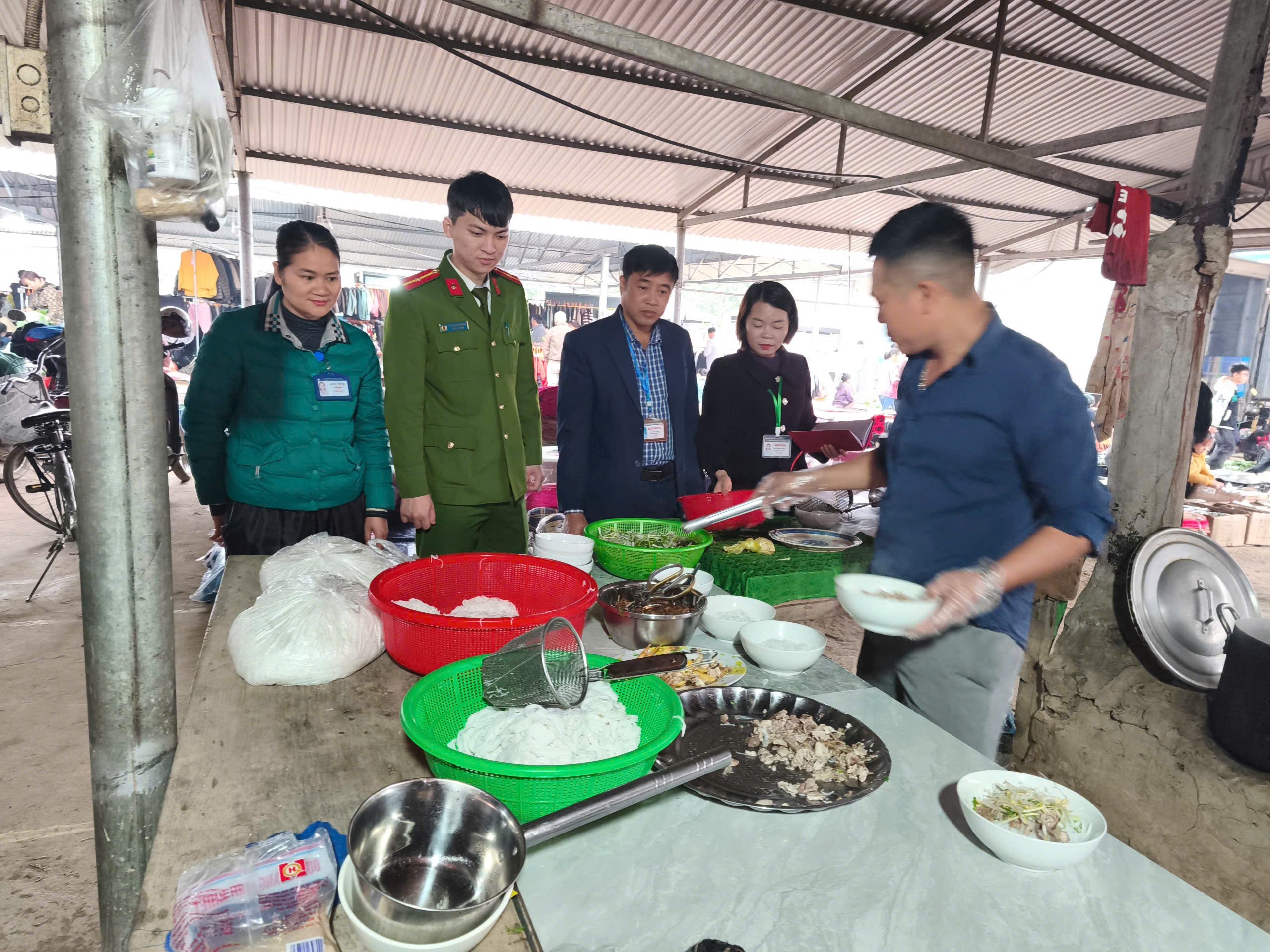Đoàn kiểm tra liên ngành an toàn thực phẩm xã Tràng Xá  kiểm tra các cơ sở sản xuất, kinh doanh thực phẩm, cơ sở kinh doanh dịch vụ ăn uống và cơ sở kinh doanh thức ăn đường phố trên địa bàn xã
