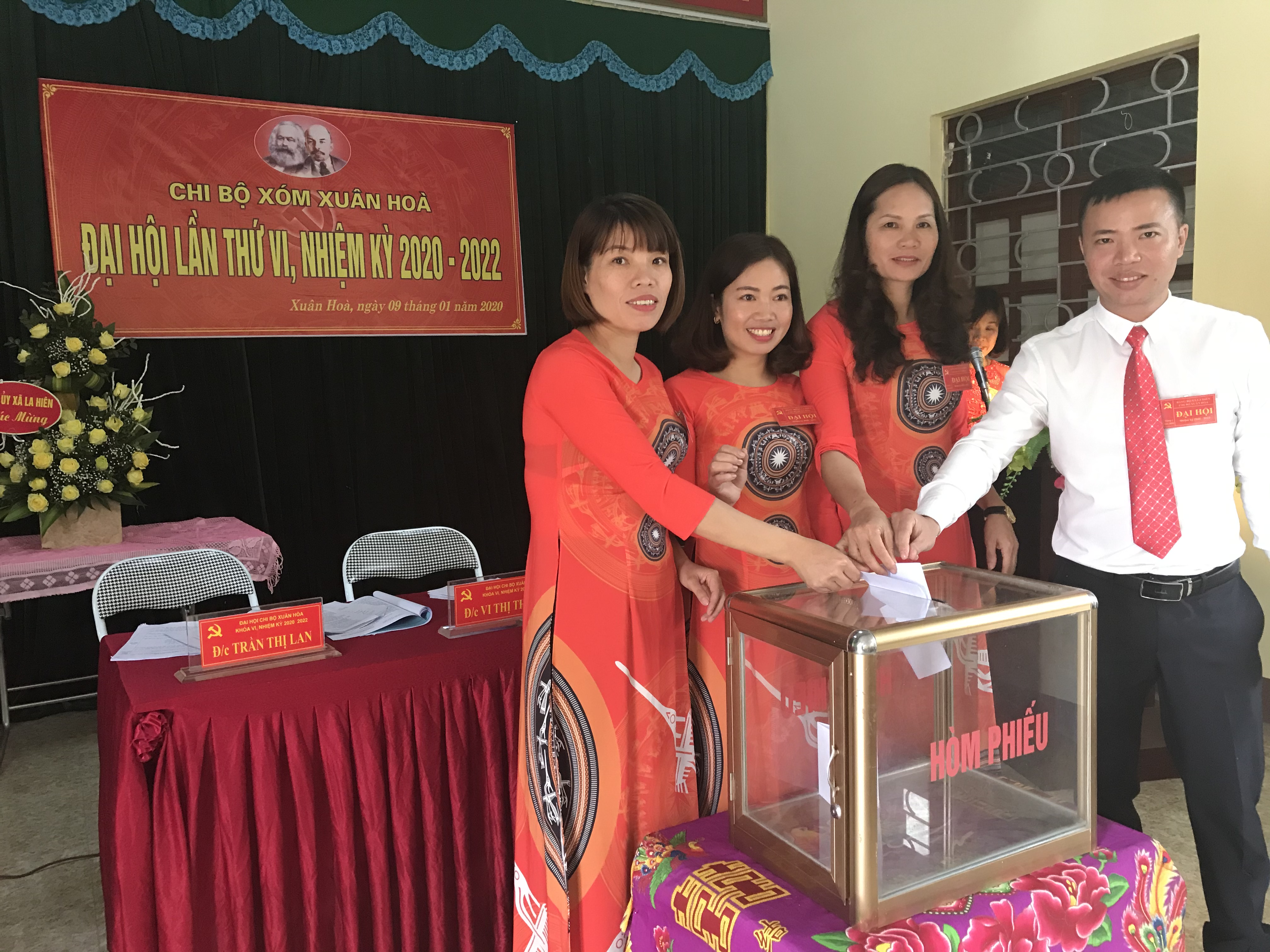 Các Đại biểu bỏ phiếu bầu Ban Chấp hành chi bộ khóa VI