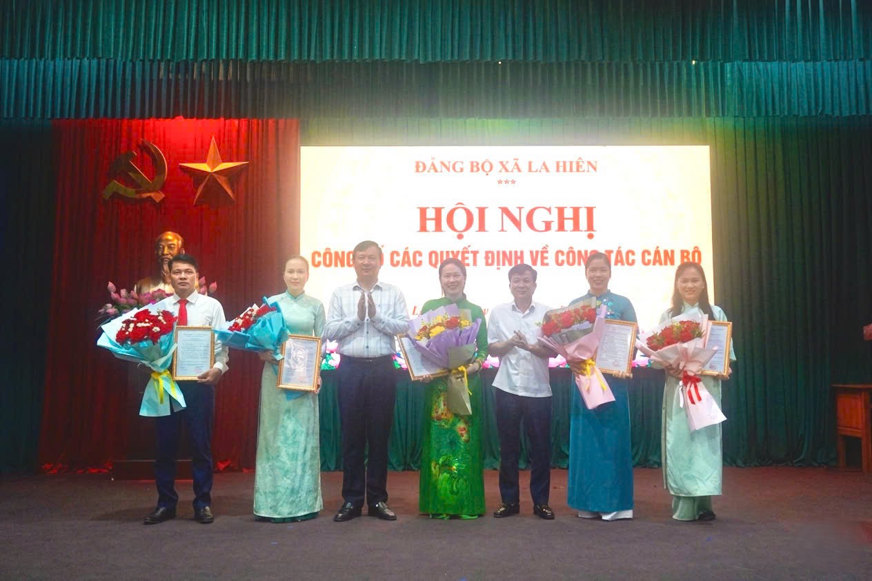 HỘI NGHỊ CÔNG BỐ CÁC QUYẾT ĐỊNH VỀ CÔNG TÁC CÁN BỘ