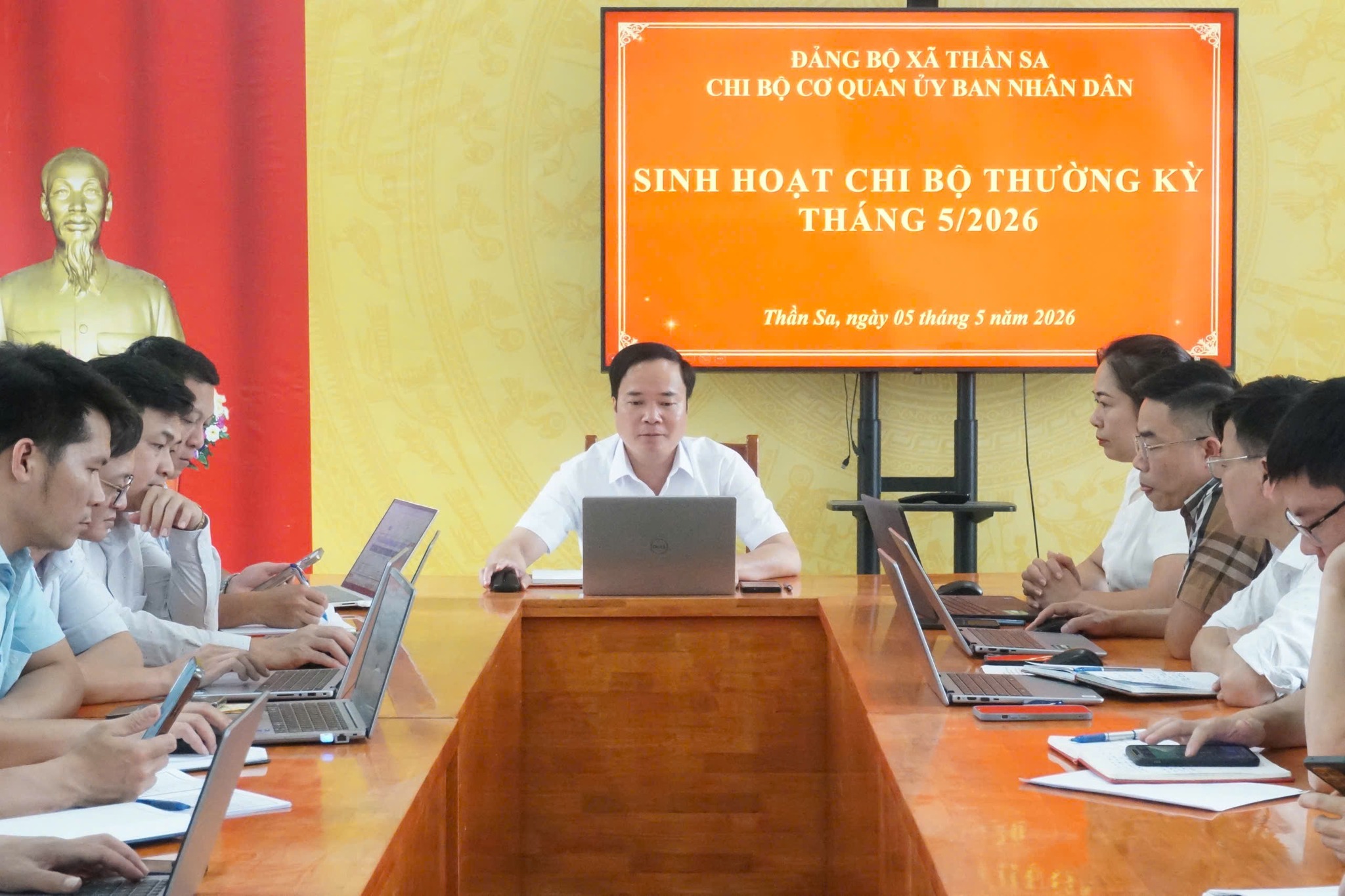 Chi bộ cơ quan UBND xã Thần Sa tổ chức sinh hoạt chi bộ thường kỳ