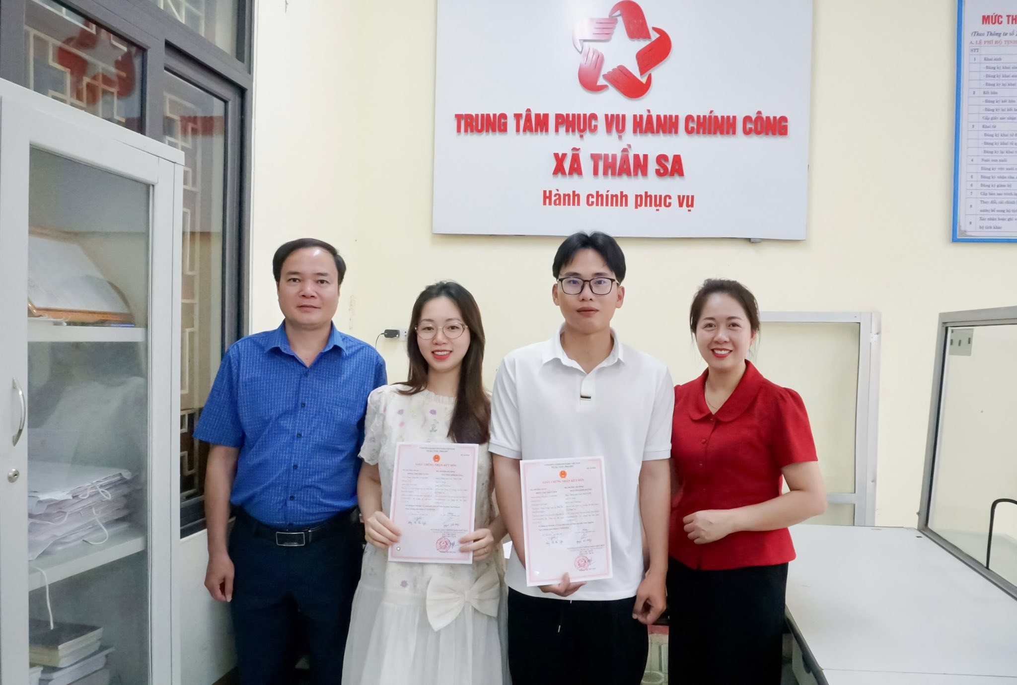 Trung tâm Phục vụ Hành chính công xã Thần Sa trao Giấy chứng nhận đăng ký kết hôn cho công dân