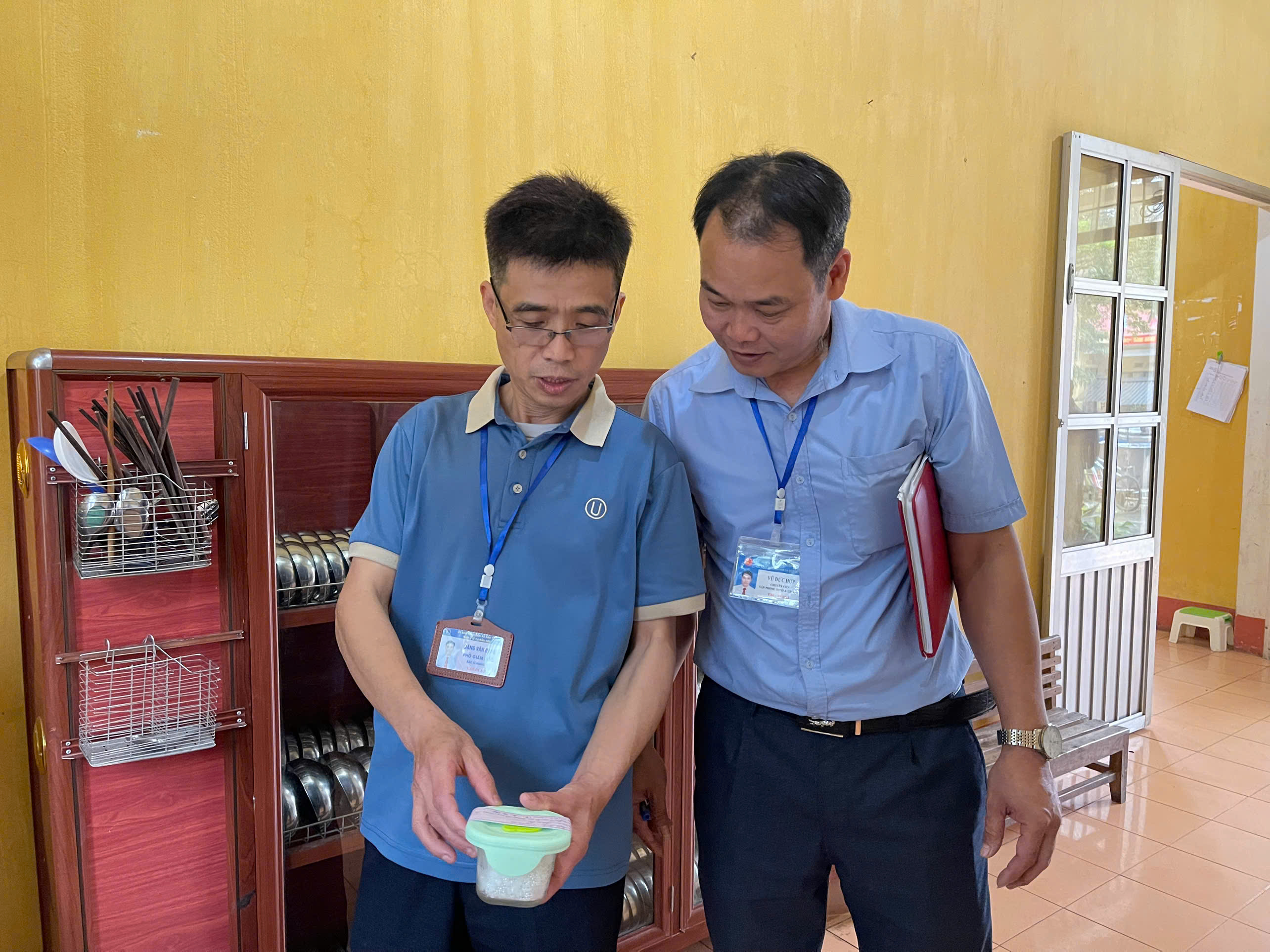 KIỂM TRA AN TOÀN THỰC PHẨM TẠI CÁC BẾP ĂN TẬP THỂ CÁC TRƯỜNG XÃ DÂN TIẾN