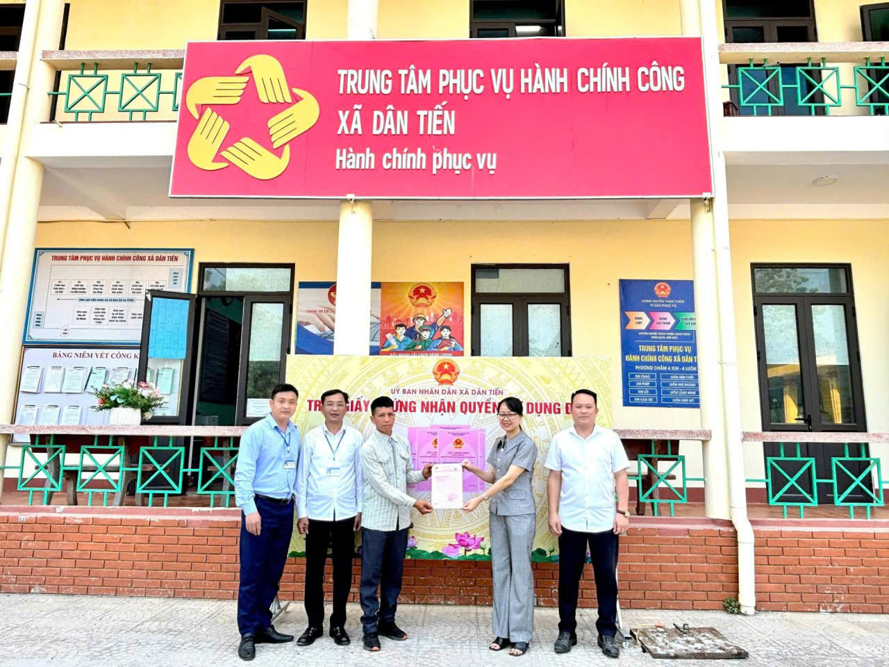 XÃ DÂN TIẾN TỔ CHỨC TRAO GIẤY CHỨNG NHẬN KẾT HÔN VÀ GIẤY CHỨNG NHẬN QUYỀN SỬ DỤNG ĐẤT CHO CÔNG DÂN