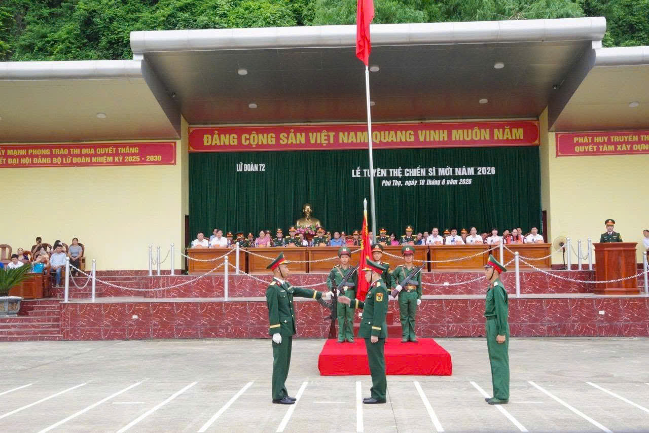 LÃNH ĐẠO XÃ DÂN TIẾN THĂM, ĐỘNG VIÊN CHIẾN SĨ MỚI TẠI LỄ TUYÊN THỆ NĂM 2026 