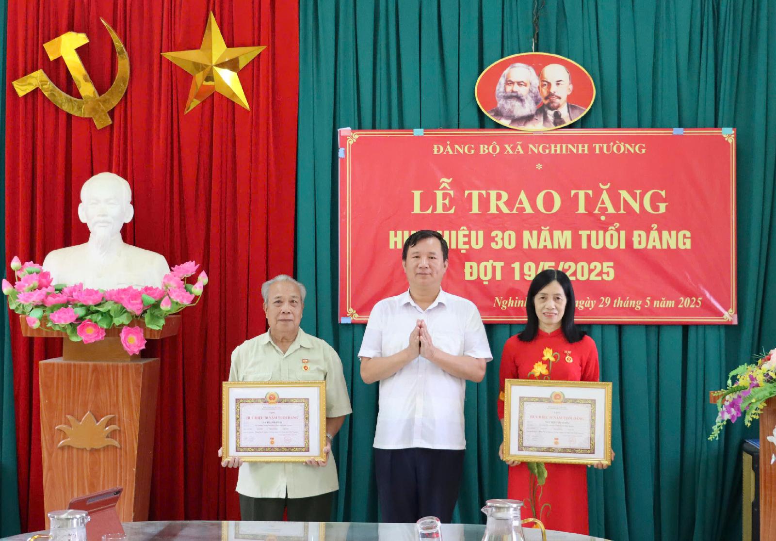Lễ trao tặng Huy hiệu Đảng đợt 19-5 tại Đảng bộ xã Nghinh Tường