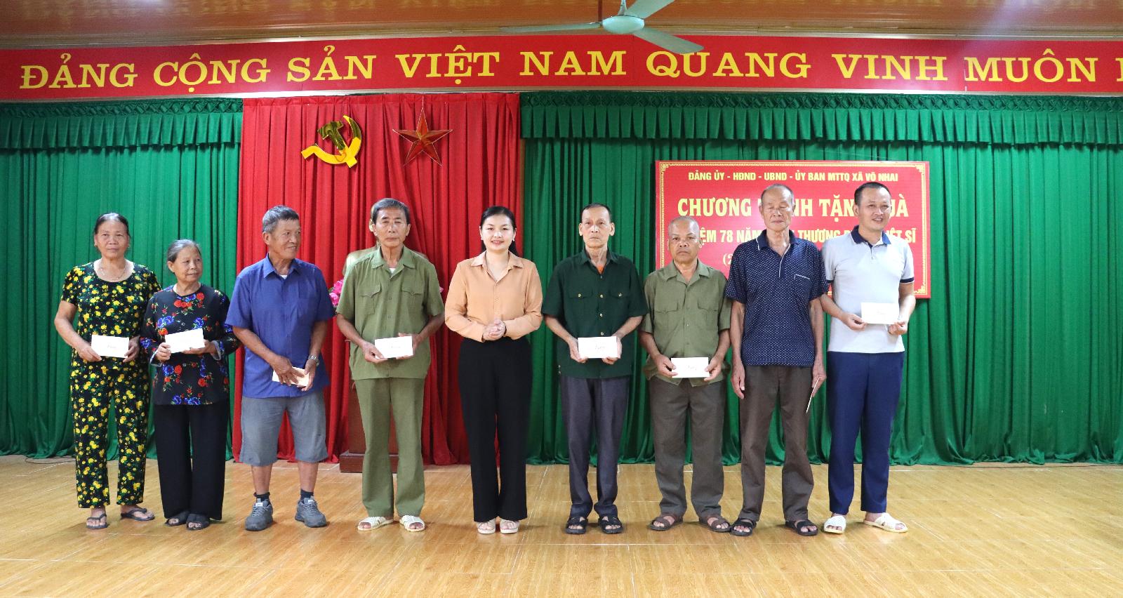 Đồng chí Lường Thu Trang, Phó Bí thư Thường trực Đảng ủy xã tặng quà nhân dịp kỷ niệm 78 năm Ngày Thương binh - Liệt sĩ