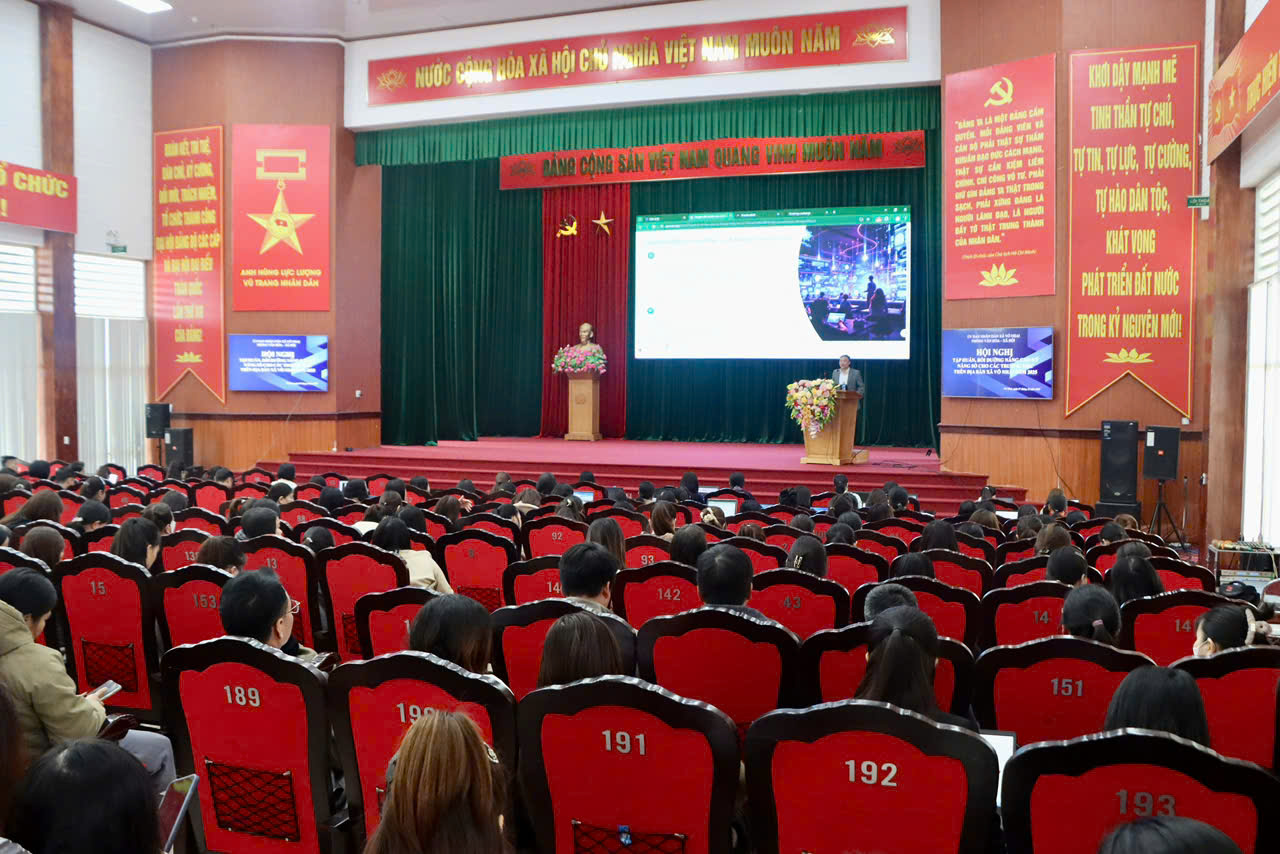 Hội nghị tập huấn, bồi dưỡng kỹ năng số cho cán bộ, giáo viên các trường học trên địa bàn xã năm 2025.