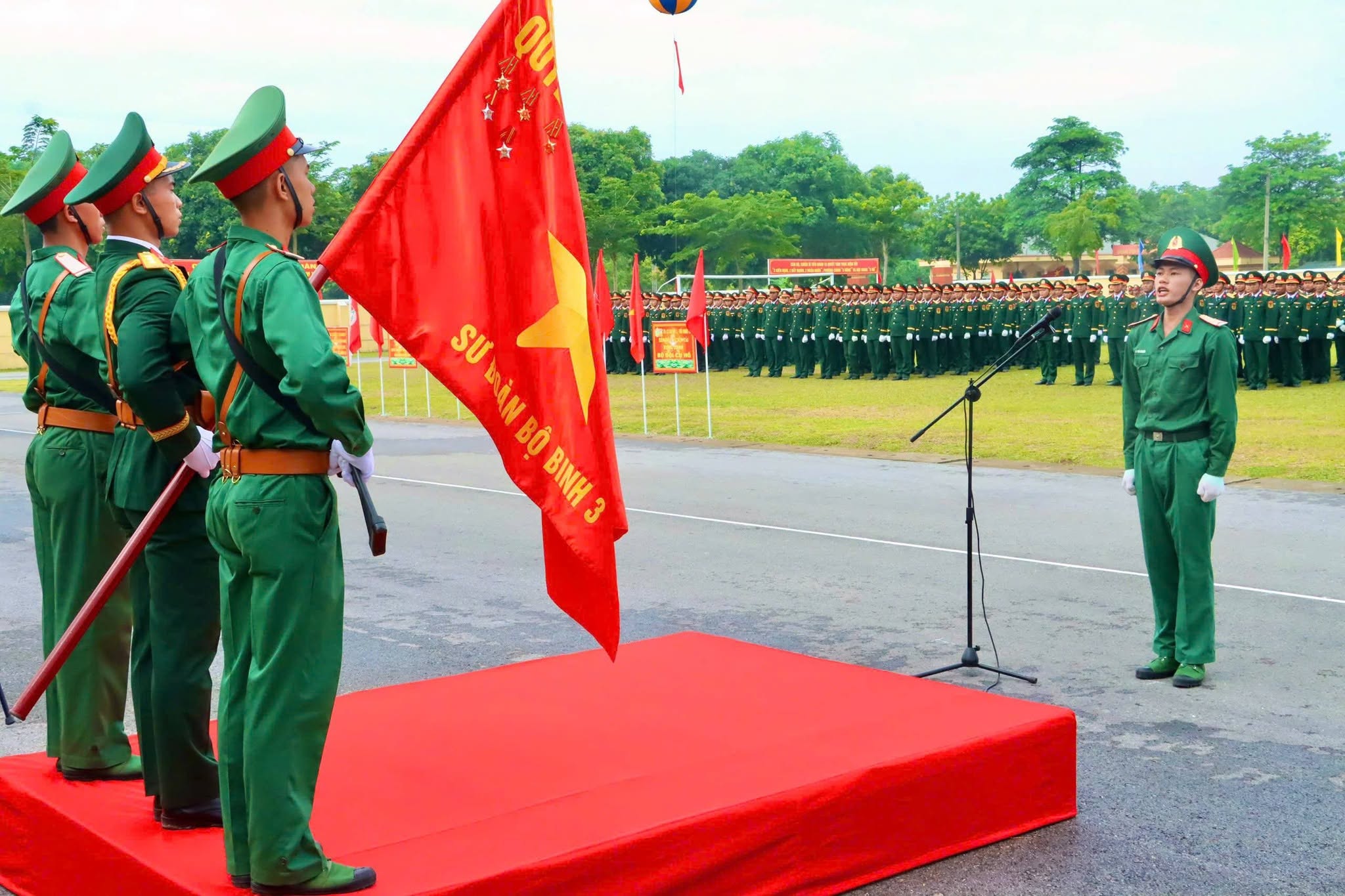 Đồng chí Bùi Thị Sen - Bí thư Đảng ủy, Chủ tịch HĐND xã dự Lễ tuyên thệ chiến sỹ mới tại Sư đoàn 3 (Quân khu 1).