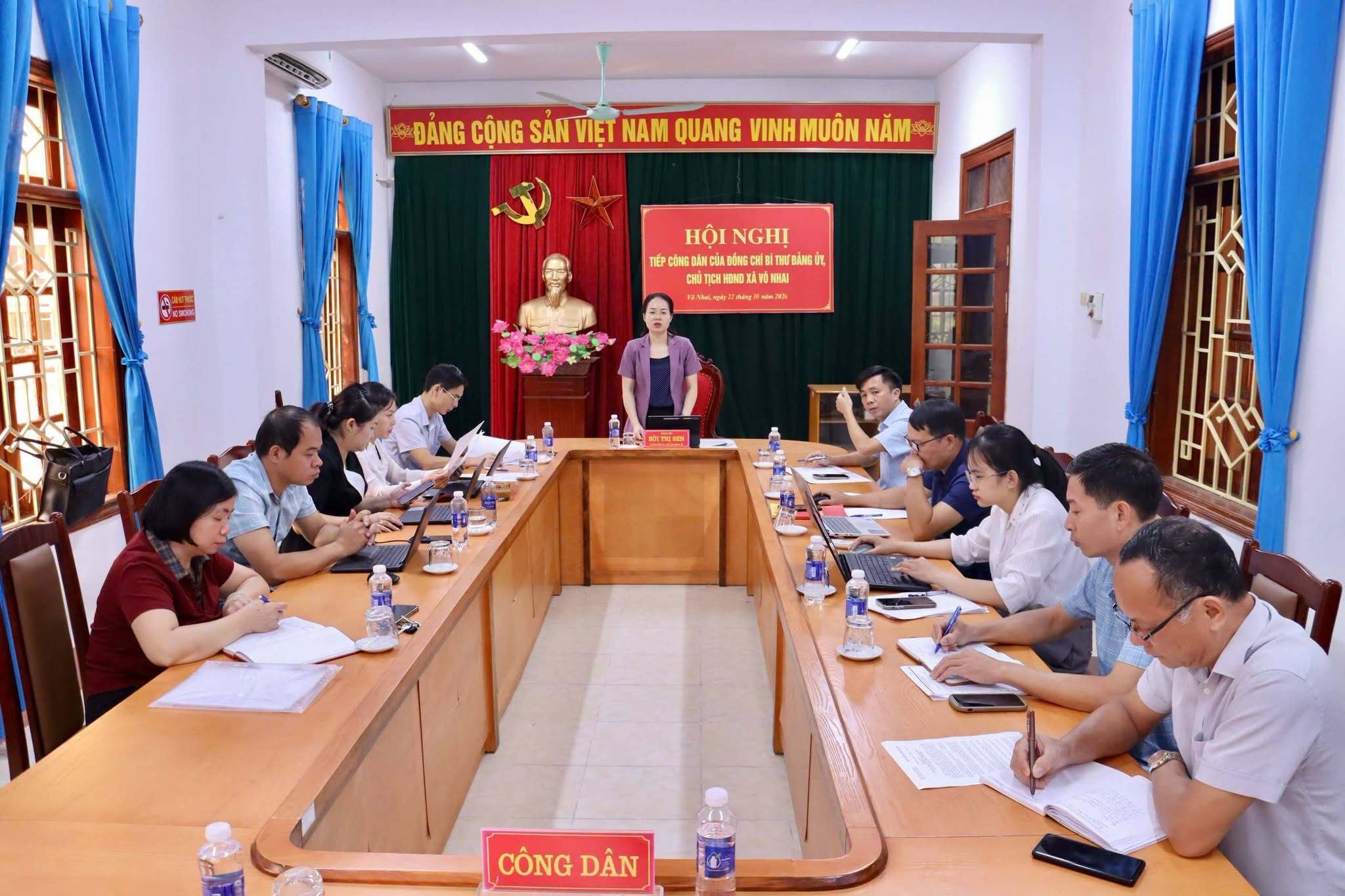 BÍ THƯ ĐẢNG ỦY XÃ VÕ NHAI TIẾP CÔNG DÂN ĐỊNH KỲ THÁNG 10