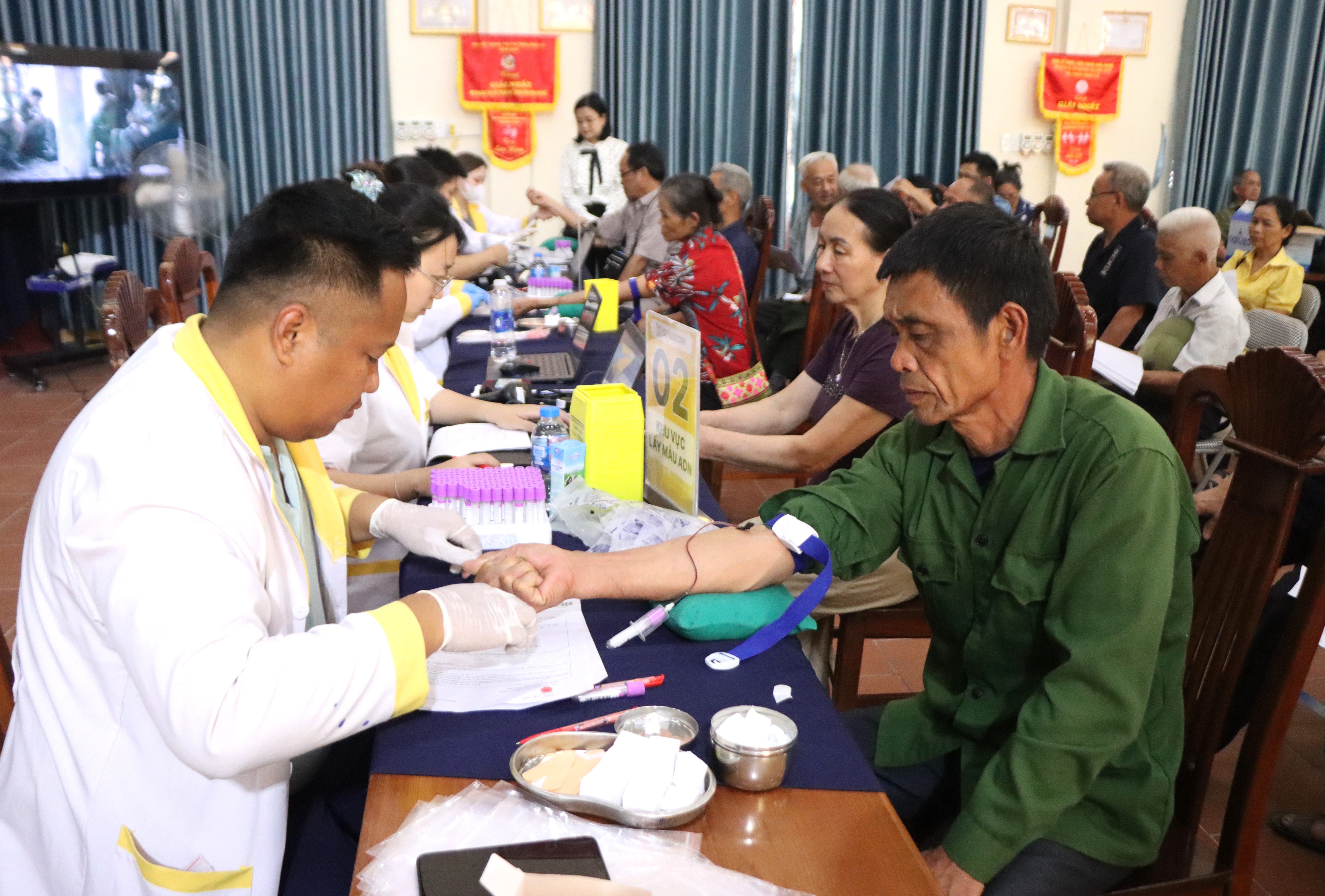 THU NHẬN MẪU ADN CHO THÂN NHÂN CỦA LIỆT SỸ CHƯA XÁC ĐỊNH ĐƯỢC DANH TÍNH TRÊN ĐỊA BÀN CÁC XÃ VÕ NHAI, TRÀNG XÁ, DÂN TIẾN 