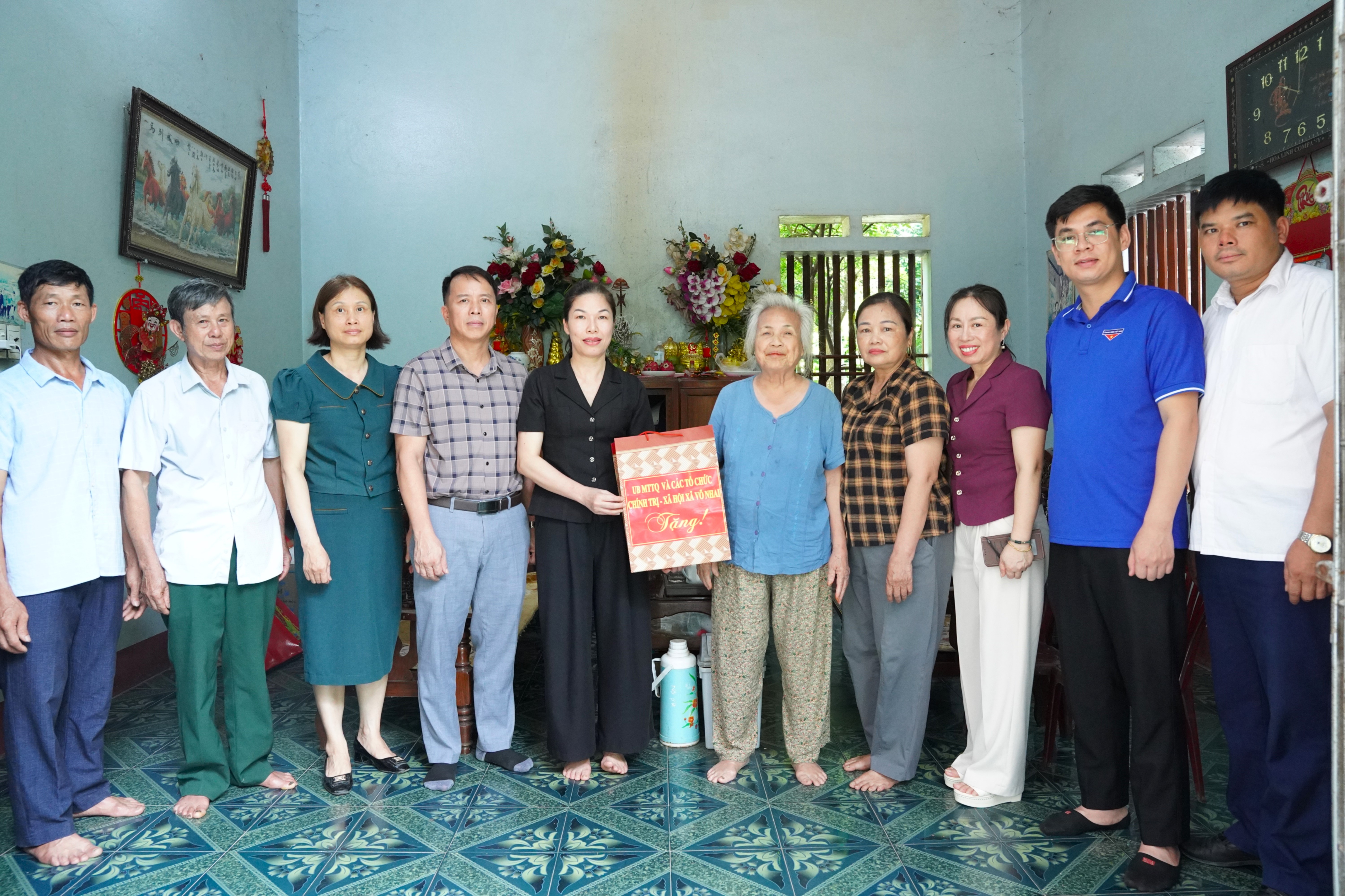 Đoàn công tác của Ủy ban MTTQ xã Võ Nhai thăm, tặng quà tri ân các gia đình chính sách nhân kỷ niệm 79 năm ngày Thương binh - Liệt sĩ