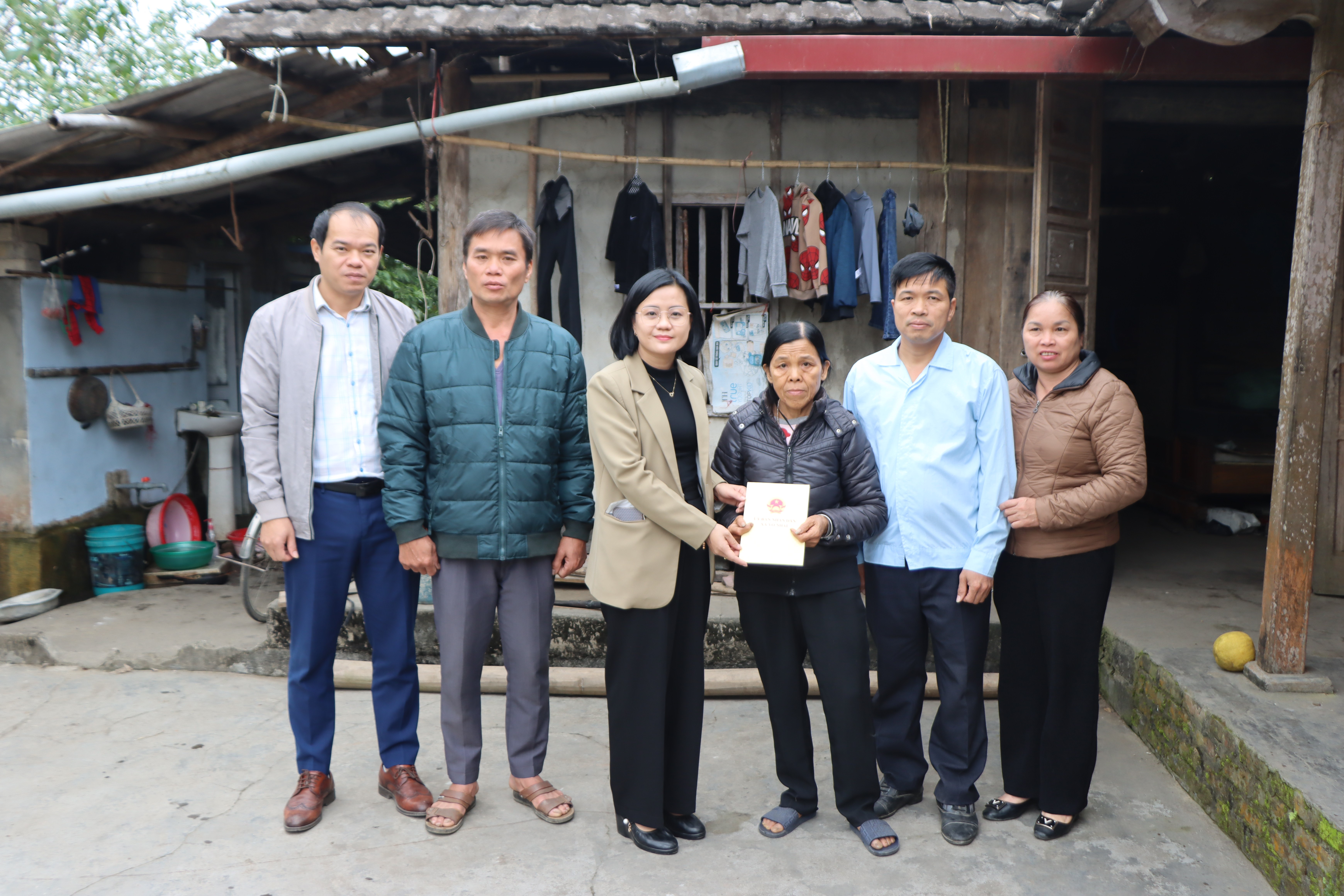 Lãnh đạo xã Võ Nhai tặng quà gia đình bà Nông Thị Thảo, xóm Cây Hồng 