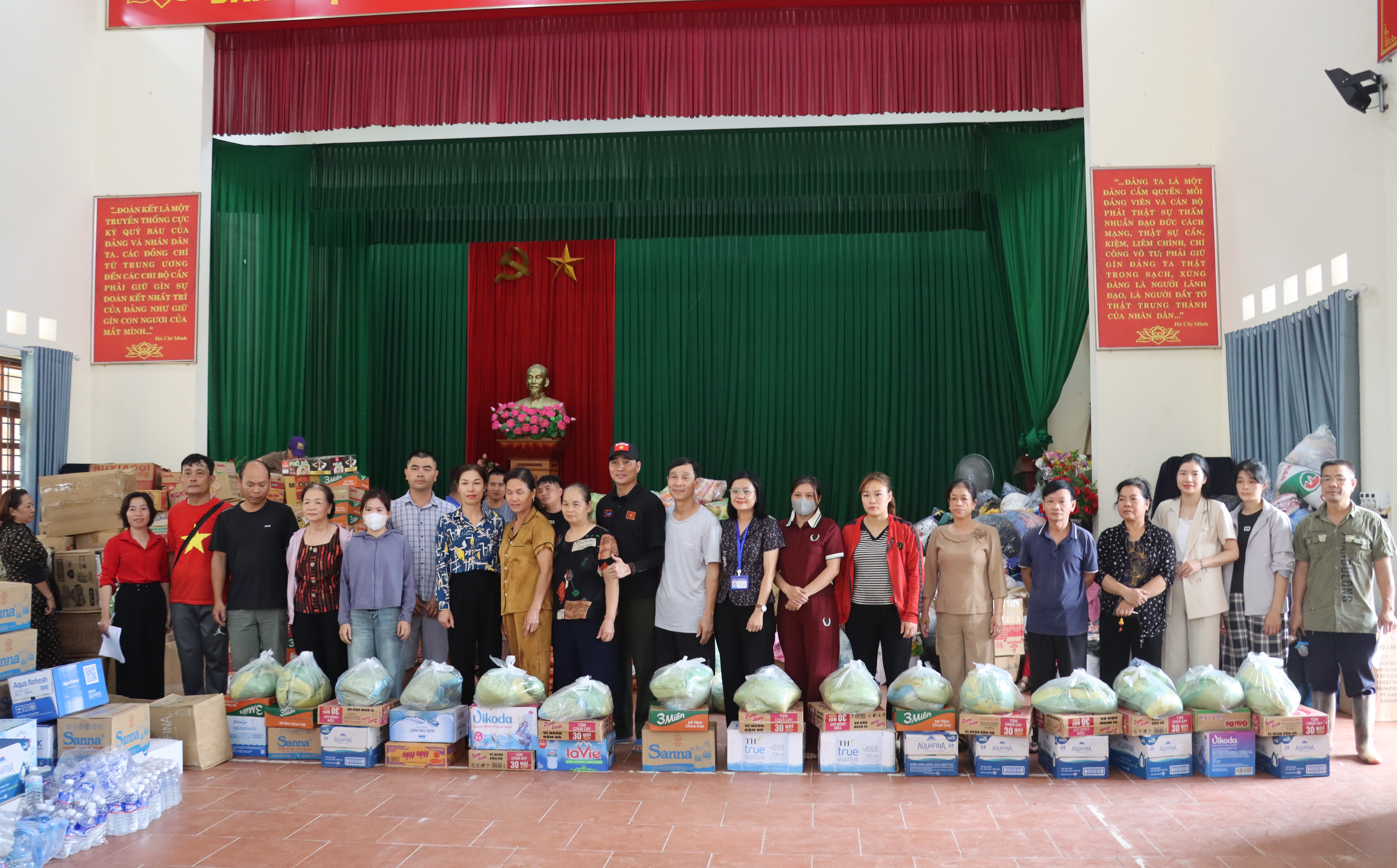 Xã Võ Nhai tiếp nhận ủng hộ khắc phục hậu quả lũ lụt