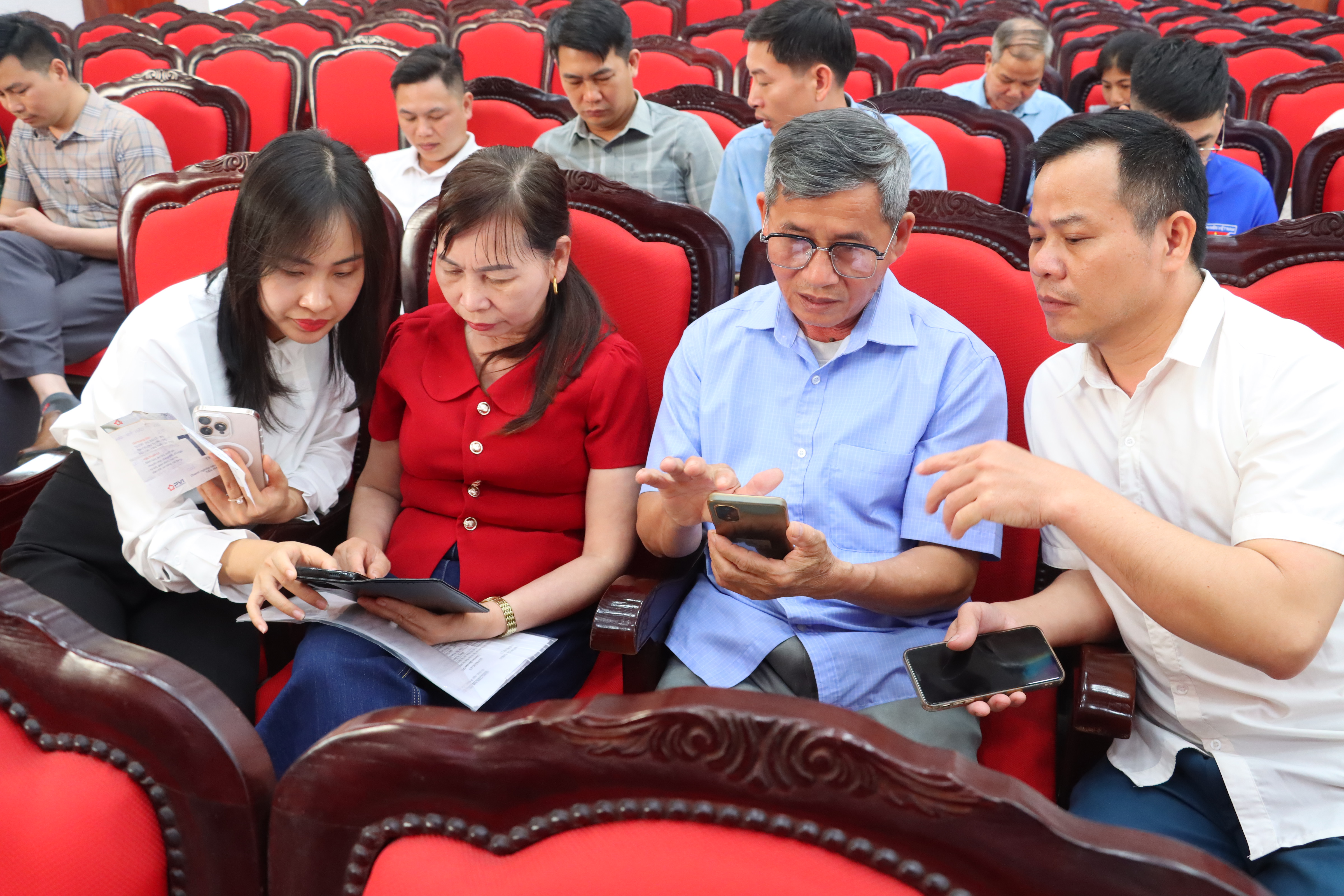 Đảng ủy xã Võ Nhai tổ chức hội nghị hướng dẫn sử dụng ứng dụng Sổ tay đảng viên điện tử tại xã Võ Nhai.