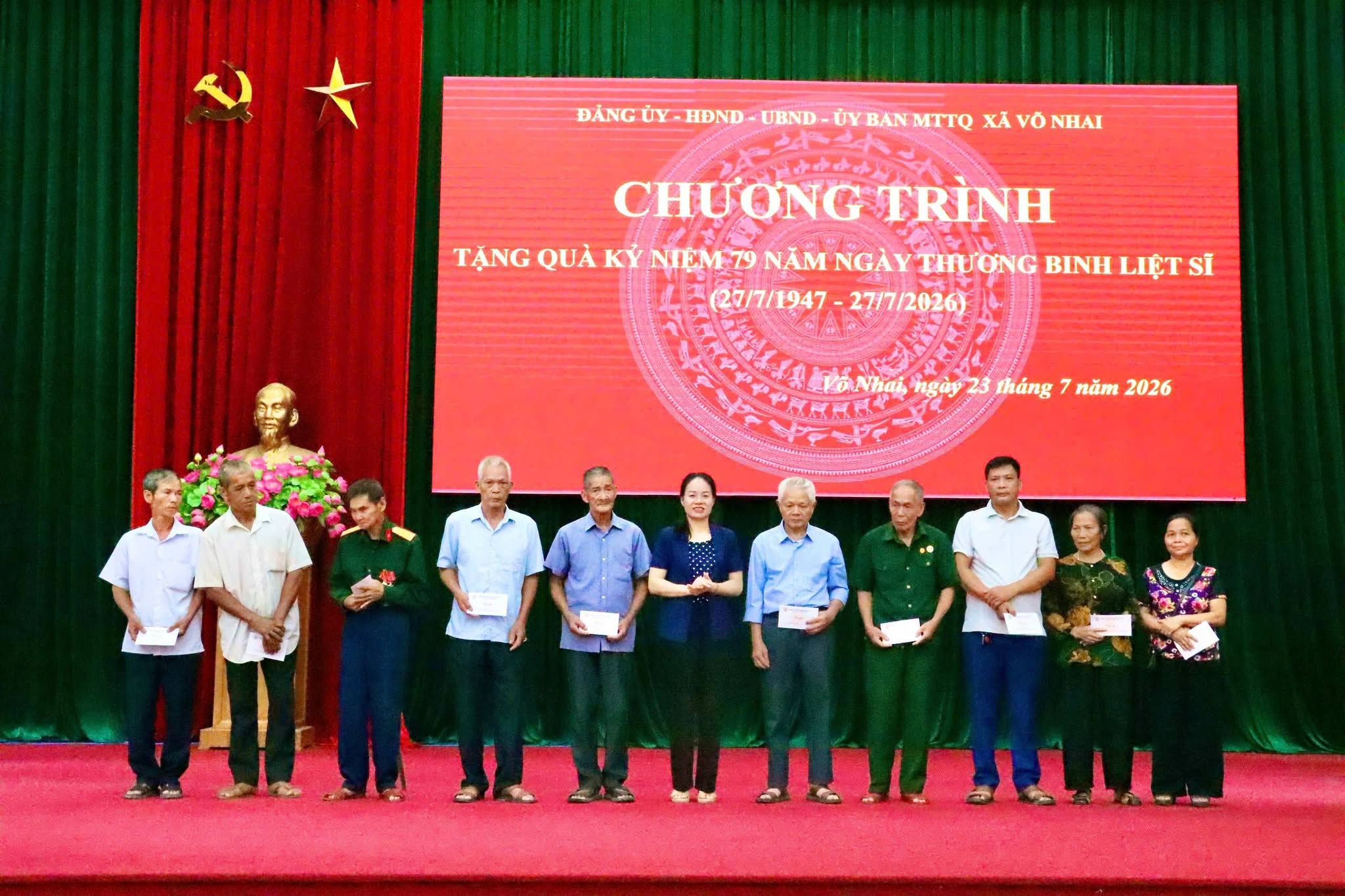 Xã Võ Nhai trao trên 400 suất quà tri ân các gia đình chính sách nhân kỷ niệm 79 năm Ngày Thương binh - Liệt sĩ