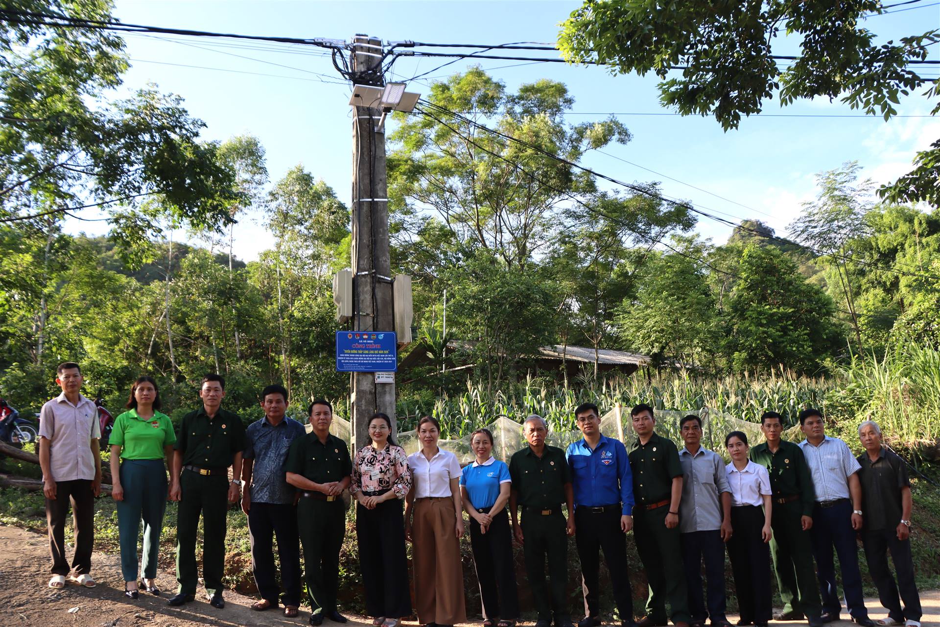 Bàn giao công trình tuyến đường thắp sáng làng quê tại xóm Làng Phật