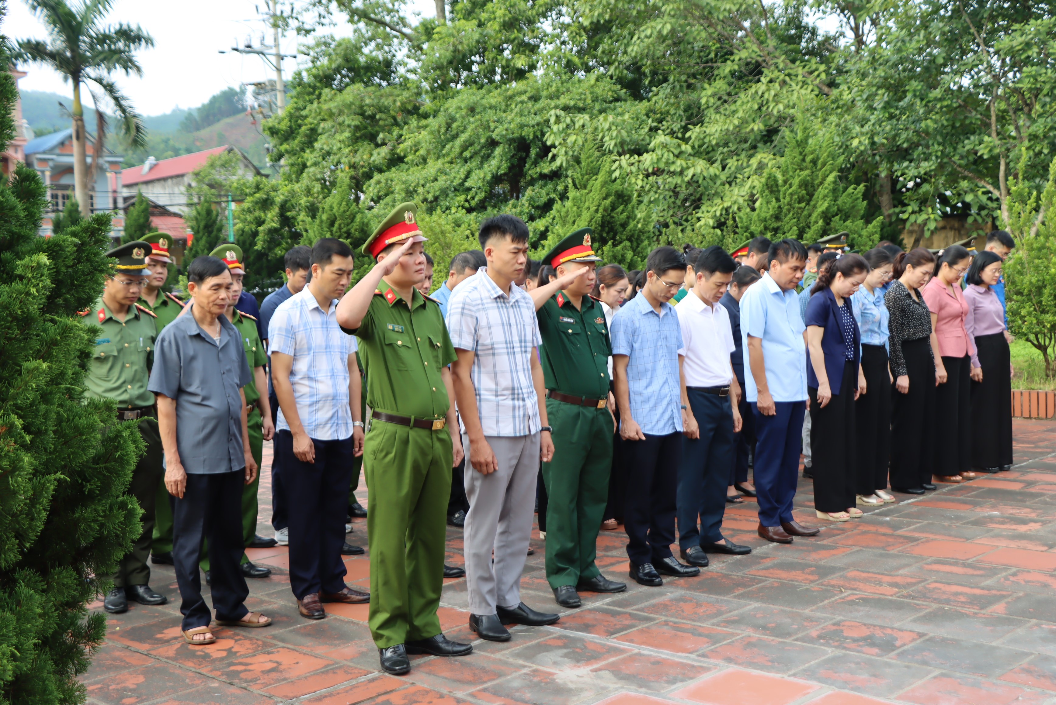 XÃ VÕ NHAI TỔ CHỨC VIẾNG NGHĨA TRANG LIỆT SĨ NHÂN KỶ NIỆM 79 NĂM NGÀY THƯƠNG BINH - LIỆT SỸ