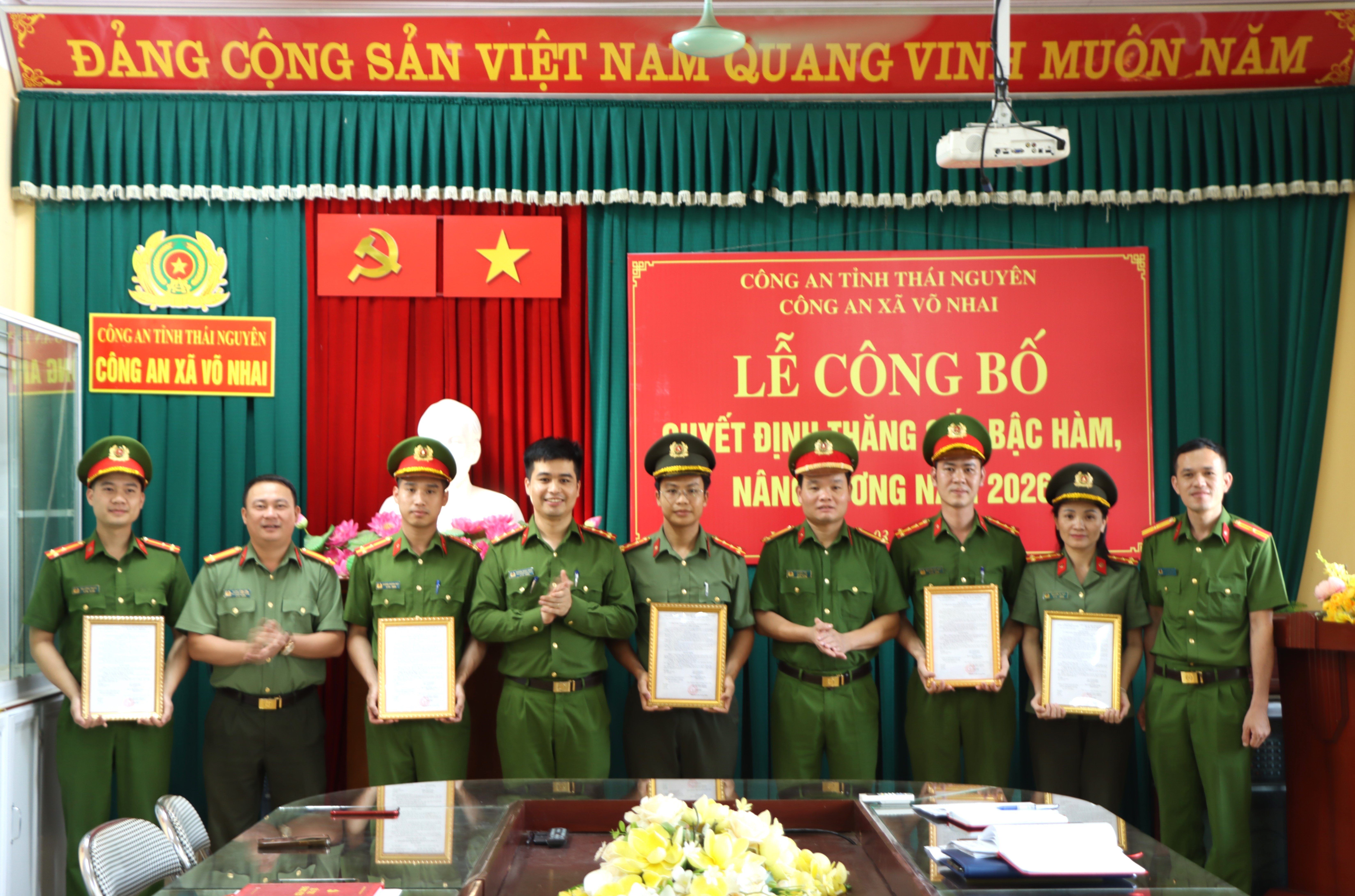 CÔNG AN XÃ VÕ NHAI TỔ CHỨC LỄ CÔNG BỐ THĂNG CẤP BẬC HÀM, NÂNG BẬC LƯƠNG NĂM 2026