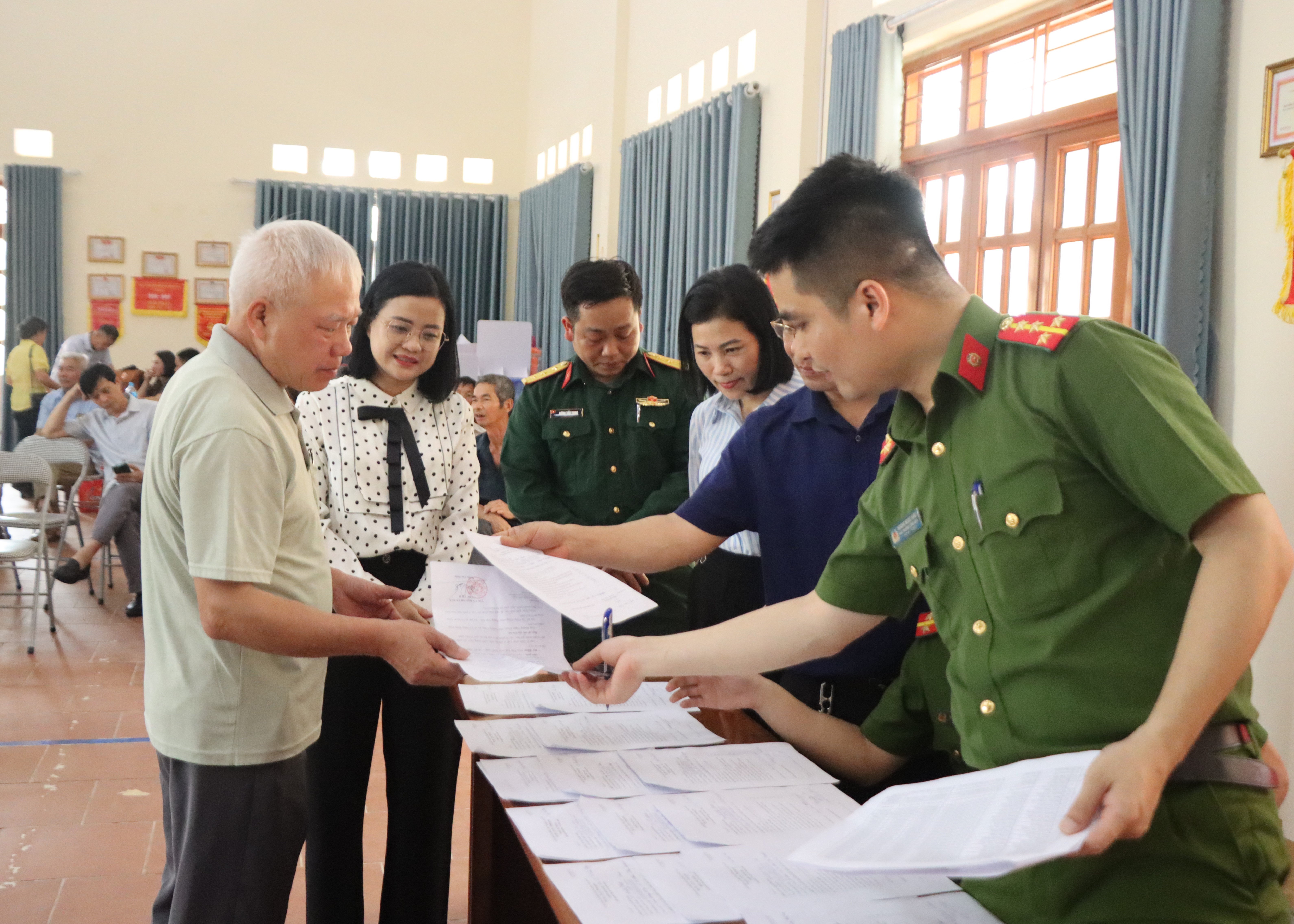 Anh-tin-bai