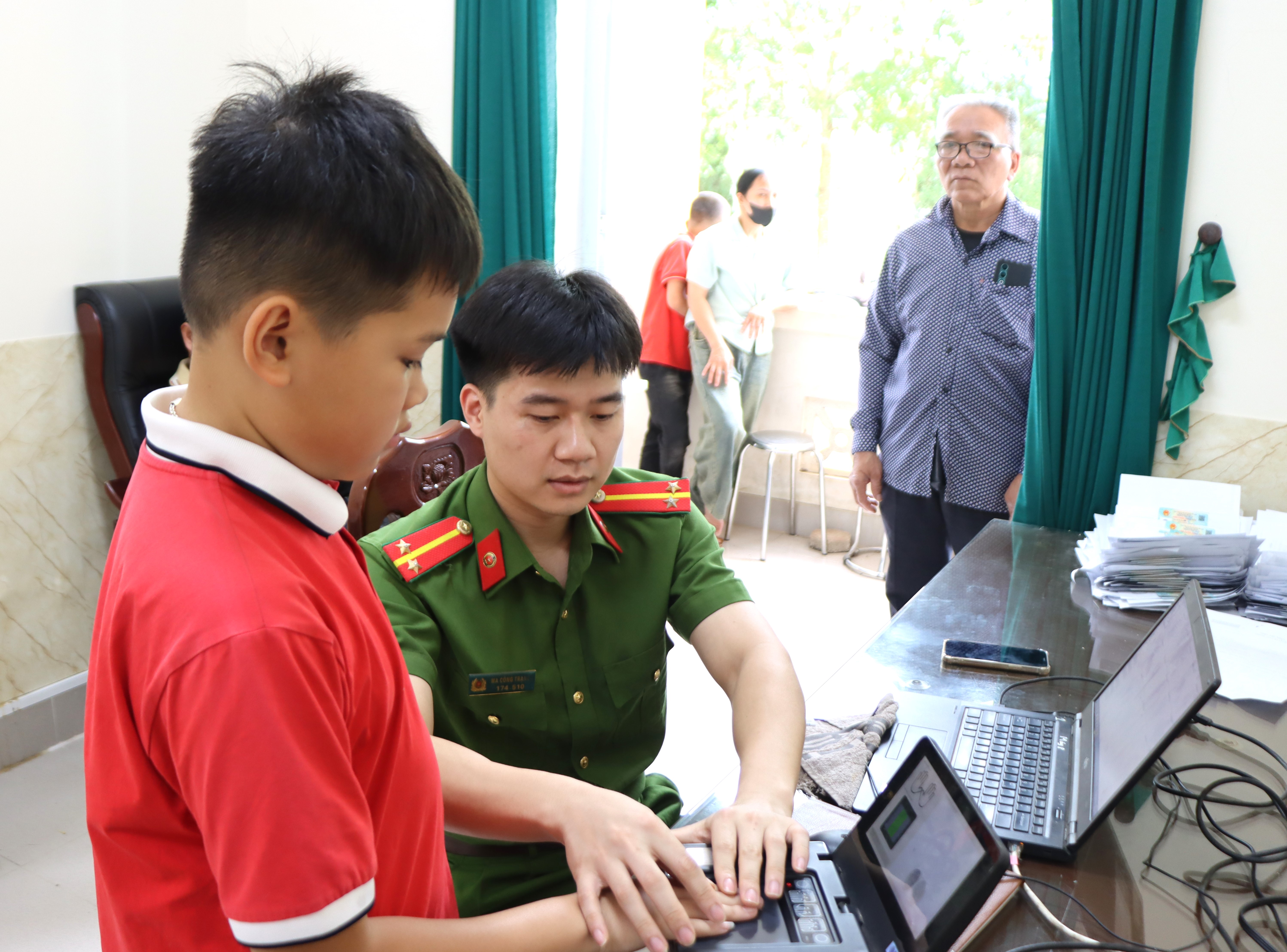 Anh-tin-bai