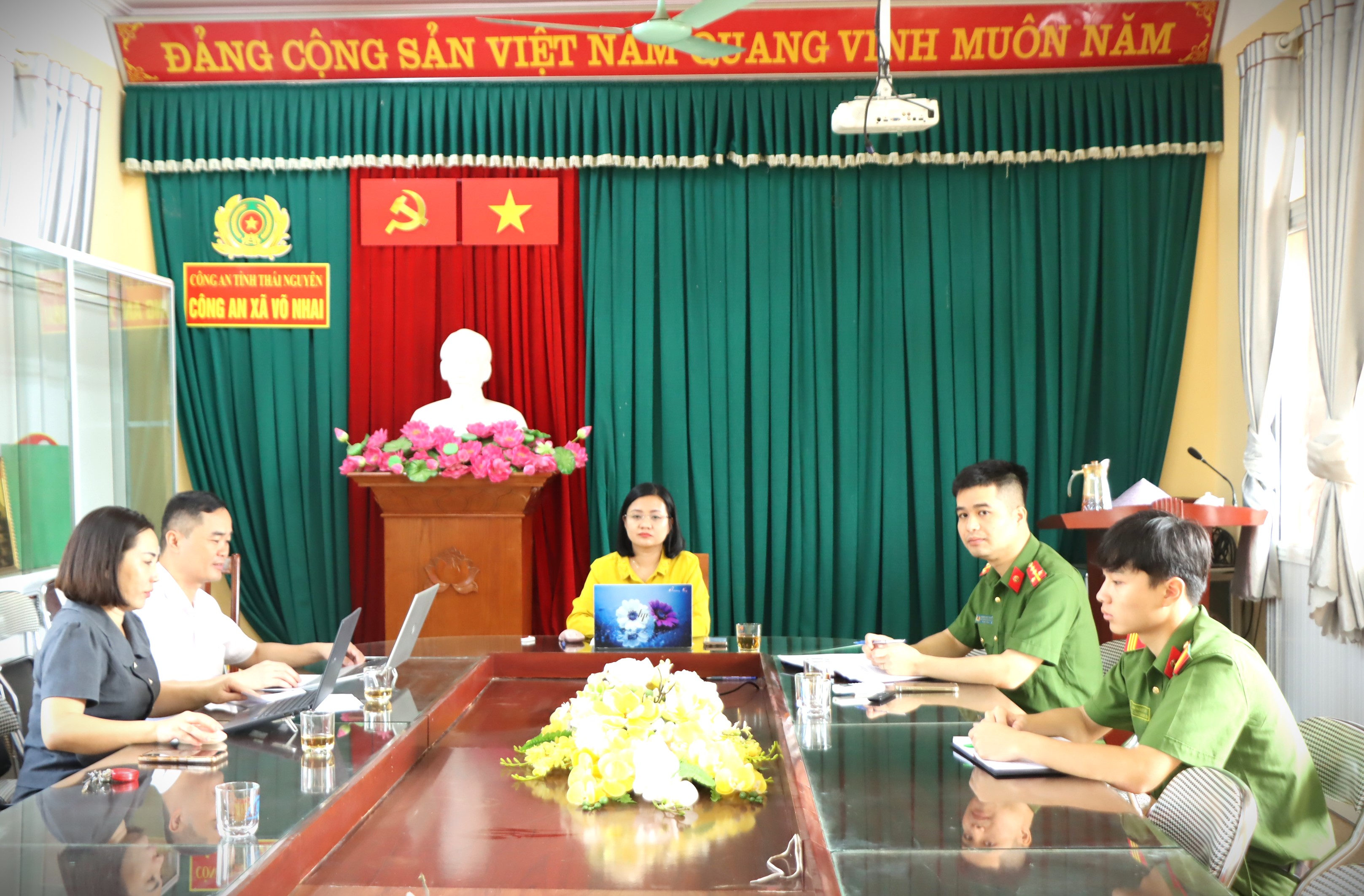 Anh-tin-bai