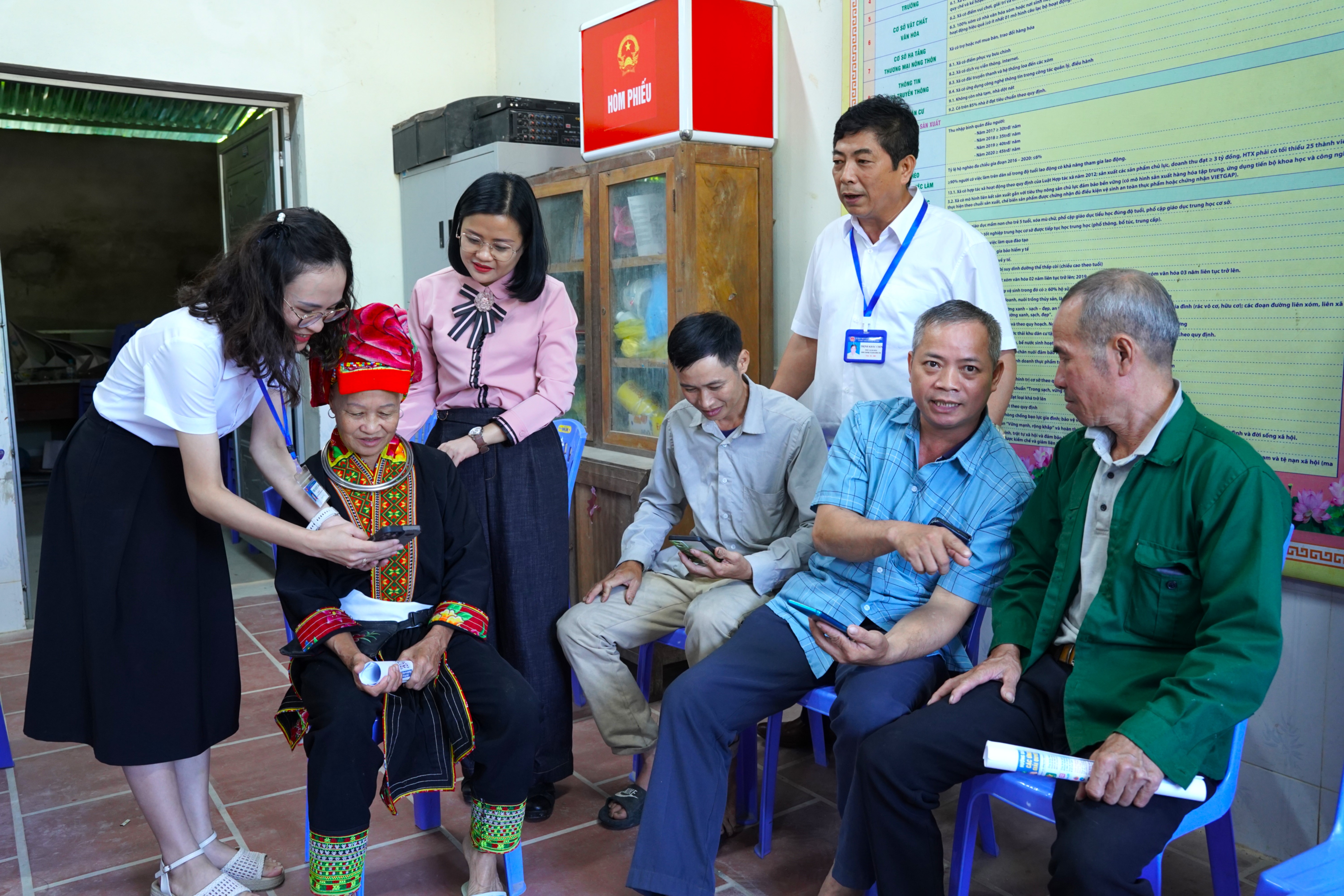 Tuyên truyền, tập huấn chuyển đổi số và dịch vụ công trực tuyến tại xóm Ba Nhất và xóm Lâu Thượng