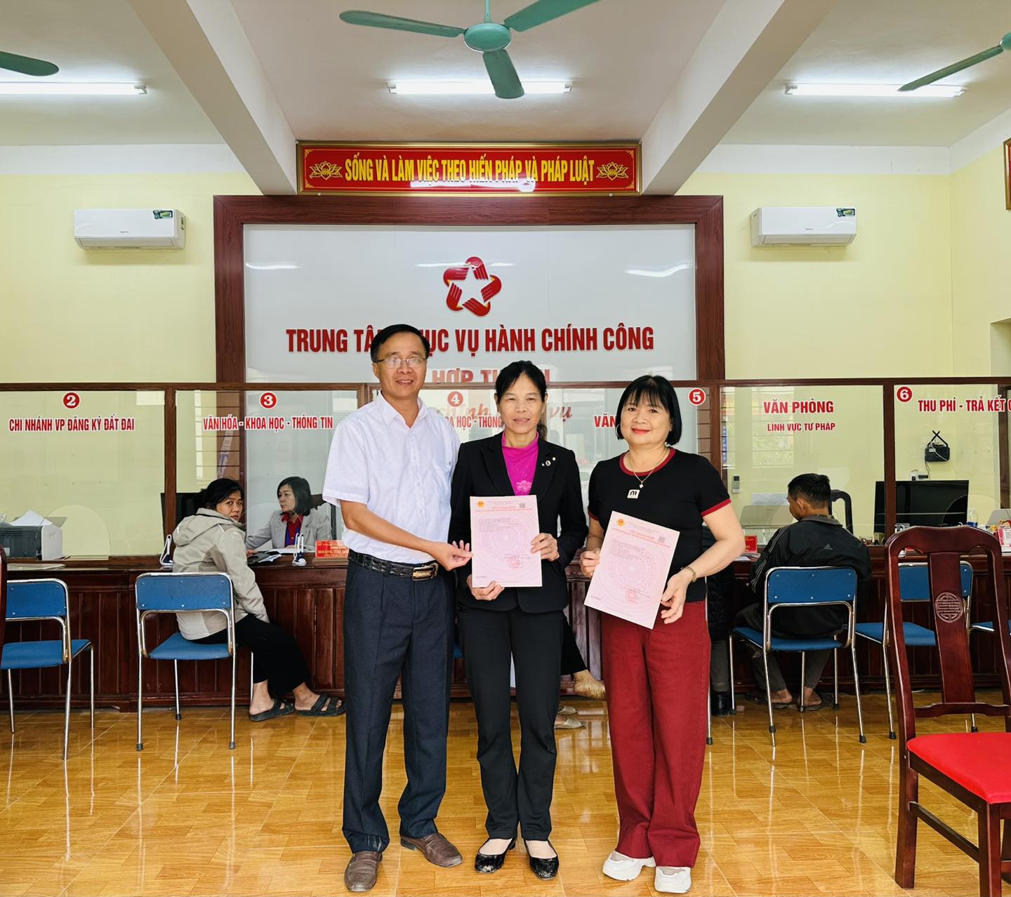  Xã Hợp Thành trao 2 giấy chứng nhận quyền sử dụng đất lần đầu cho Nhân dân