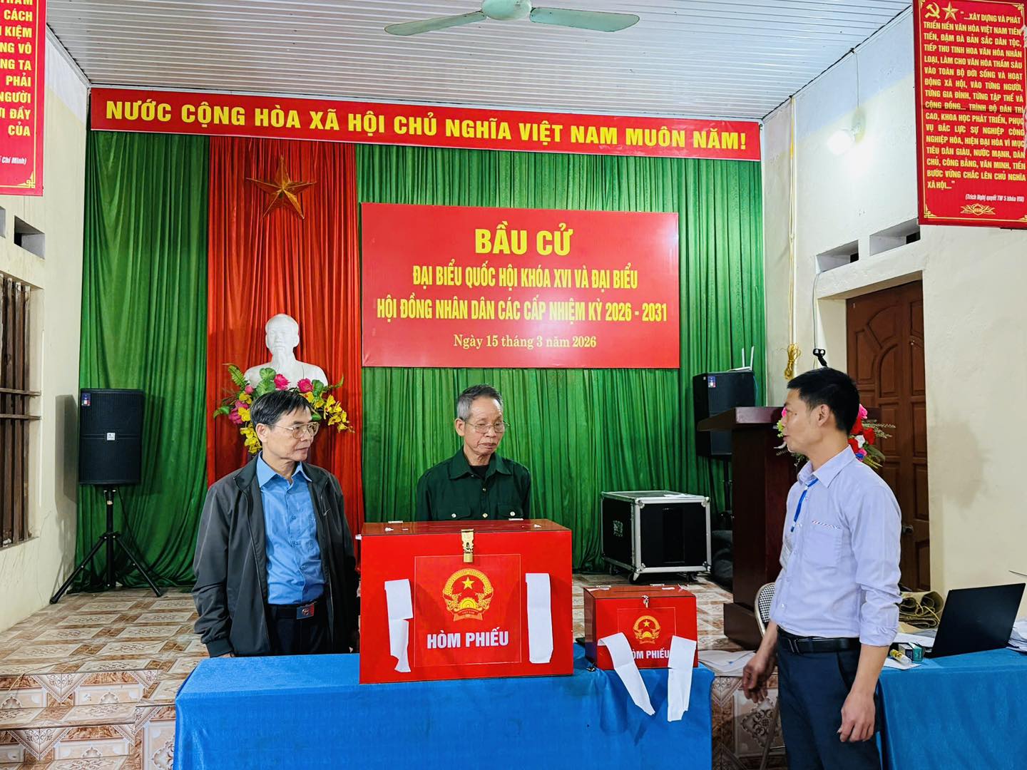 Hợp Thành thực hiện công tác kiểm phiếu bầu cử theo quy định