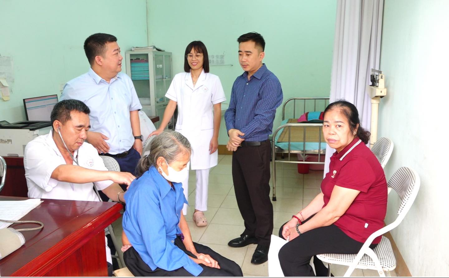 Trên 400 người dân được khám sức khoẻ nhân ngày sức khoẻ toàn dân 07/4