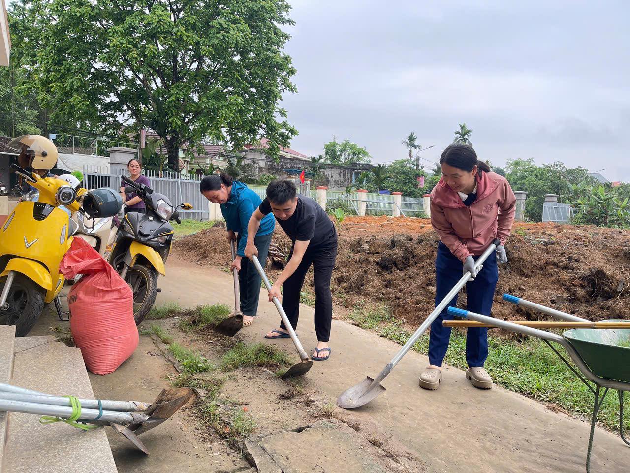 Xã Hợp Thành tổ chức ra quân chỉnh trang khuôn viên trụ sở Nhà văn hóa xã Ôn Lương cũ (Địa chỉ: xóm Na Tủn, xã Hợp Thành).
