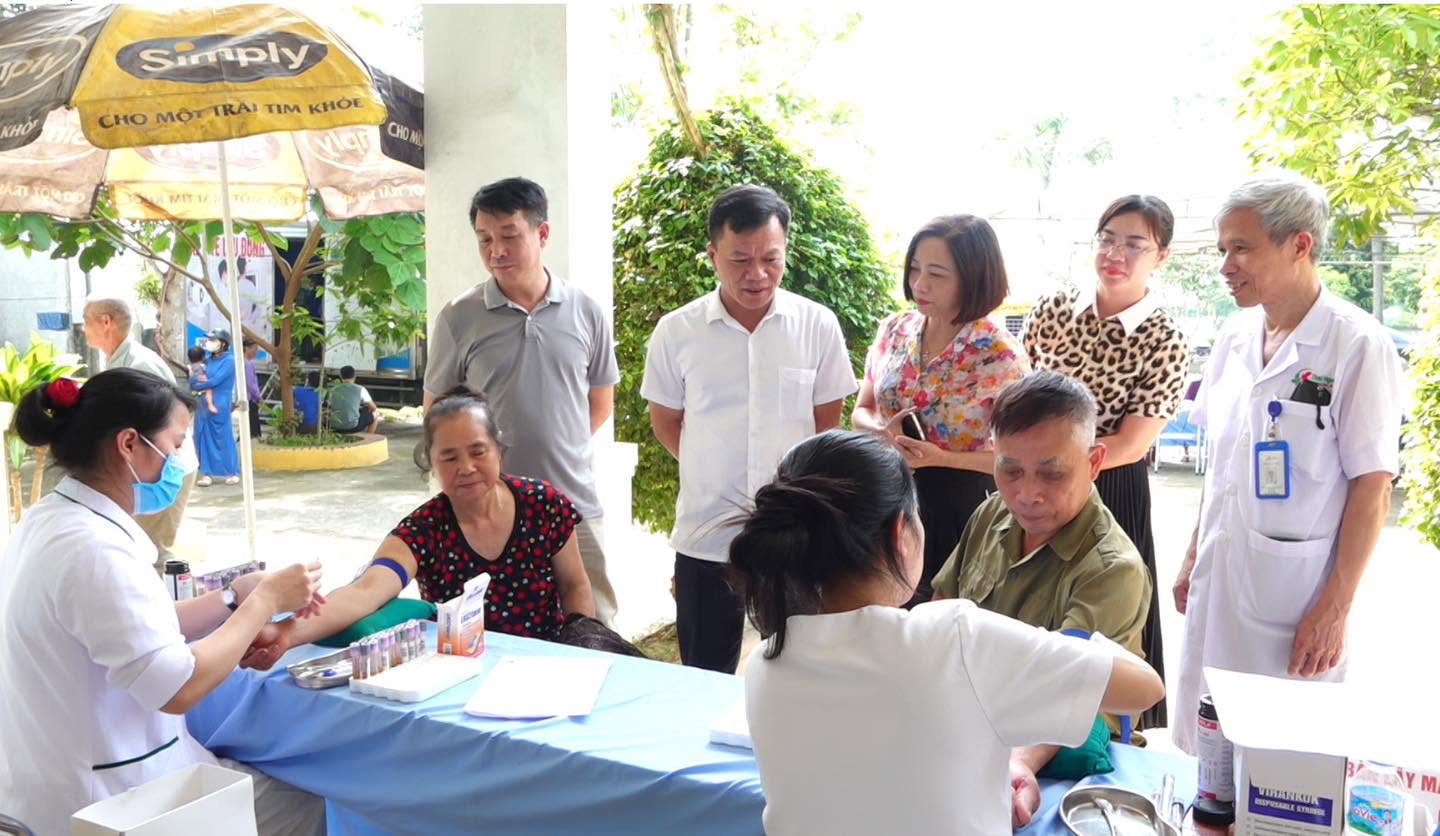 Hợp Thành gần 250 người được khám sức khoẻ miễn phí trong ngày đầu tiên