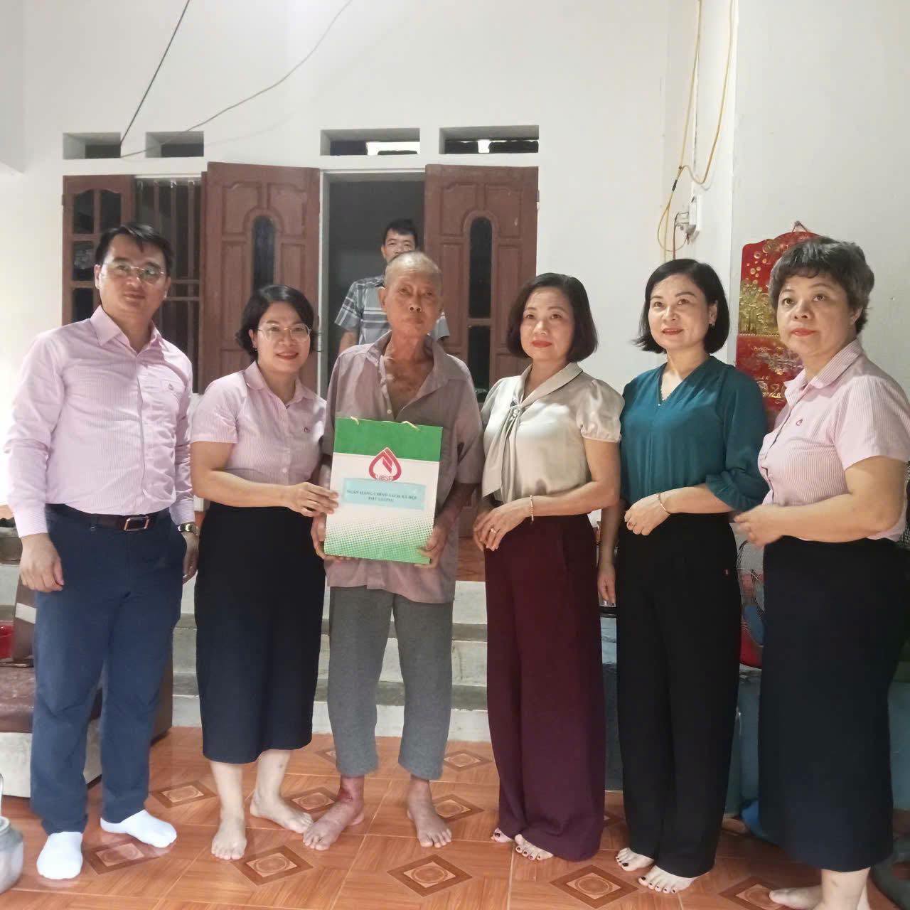 NGÂN HÀNG CHÍNH SÁCH XÃ HỘI TẶNG QUÀ GIA ĐÌNH CHÍNH SÁCH, NGƯỜI CÓ CÔNG VỚI CÁCH MẠNG TẠI XÃ HỢP THÀNH