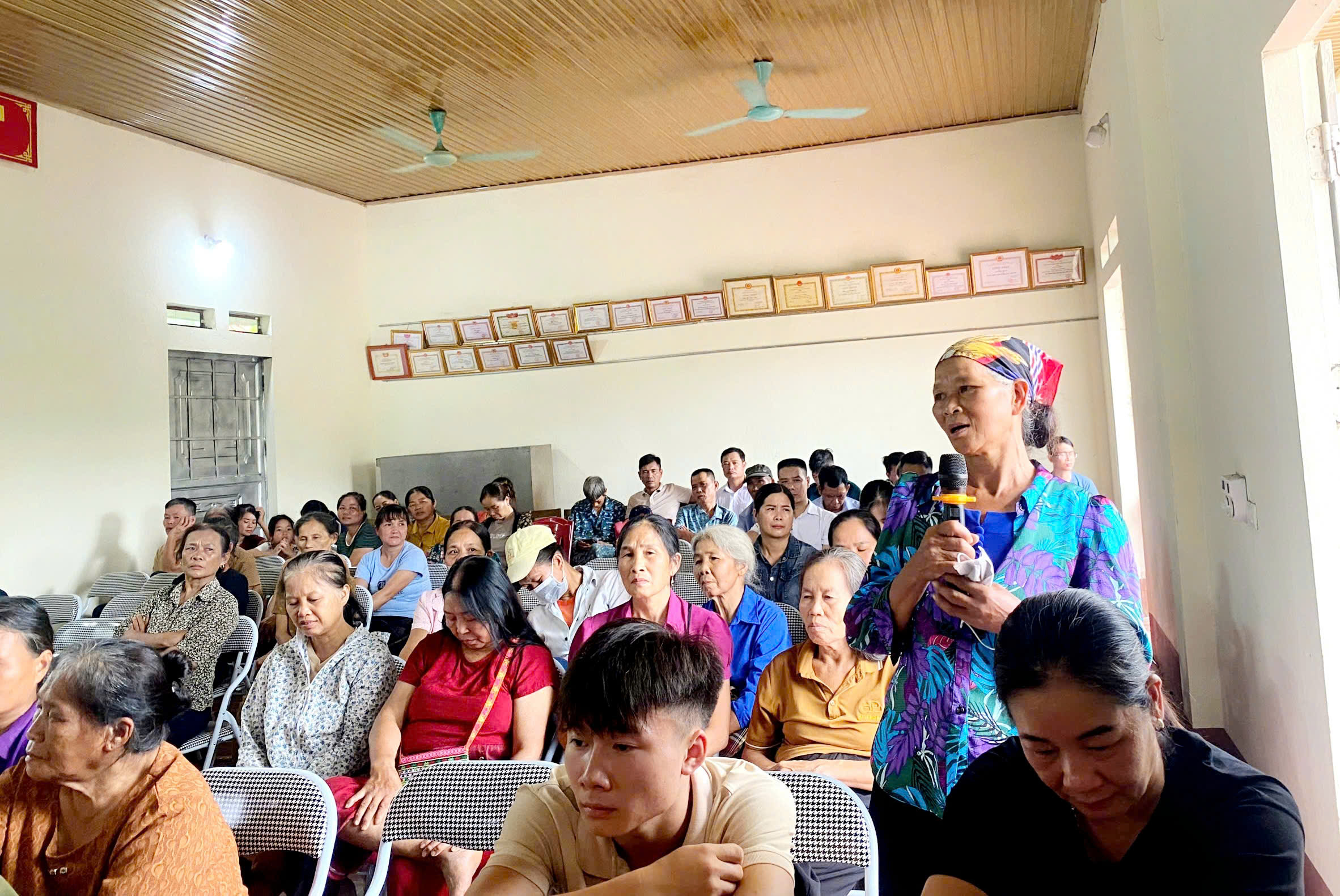 Đại biểu HĐND xã tiếp xúc cử tri sau kỳ họp thứ 2 HĐND xã khoá XX, nhiệm kỳ 2021-2026.