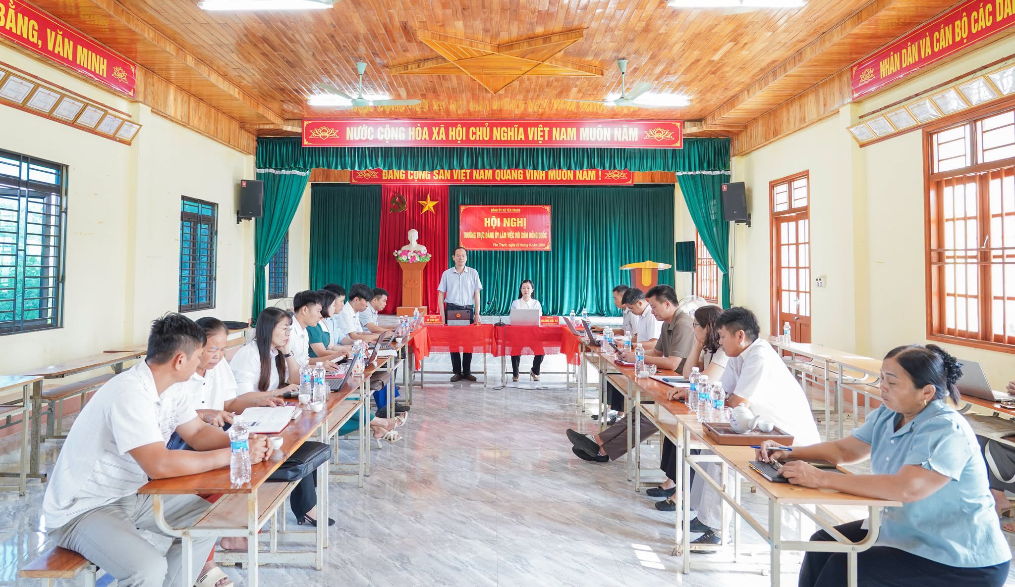 Thường trực Đảng ủy làm việc tại xóm Đồng Quốc