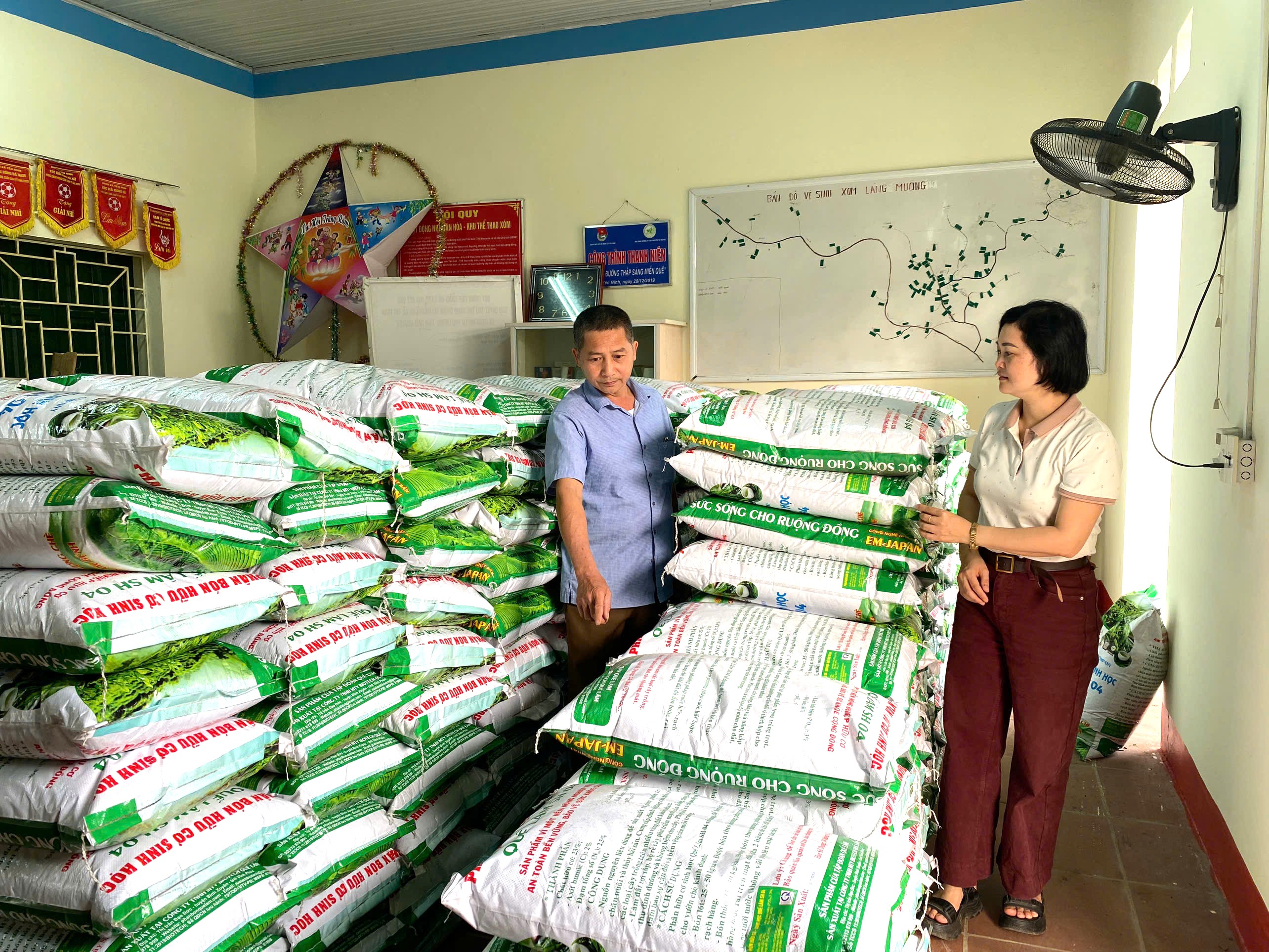 Xã Yên Trạch hỗ trợ phân bón cho 30 ha chè kinh doanh tập trung