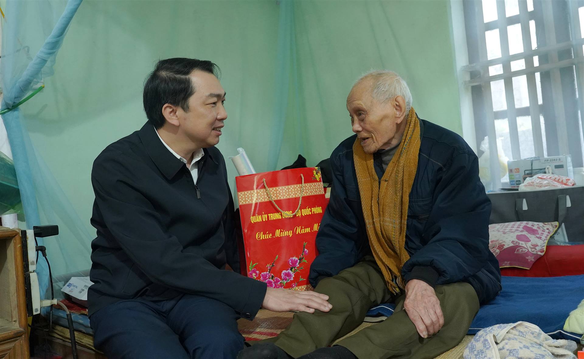 Đồng chí Phó Bí thư Thường trực Đảng ủy xã thăm, tặng quà Tết cho người có công, các đối tượng là hộ nghèo, hộ cận nghèo trên địa bàn xã.