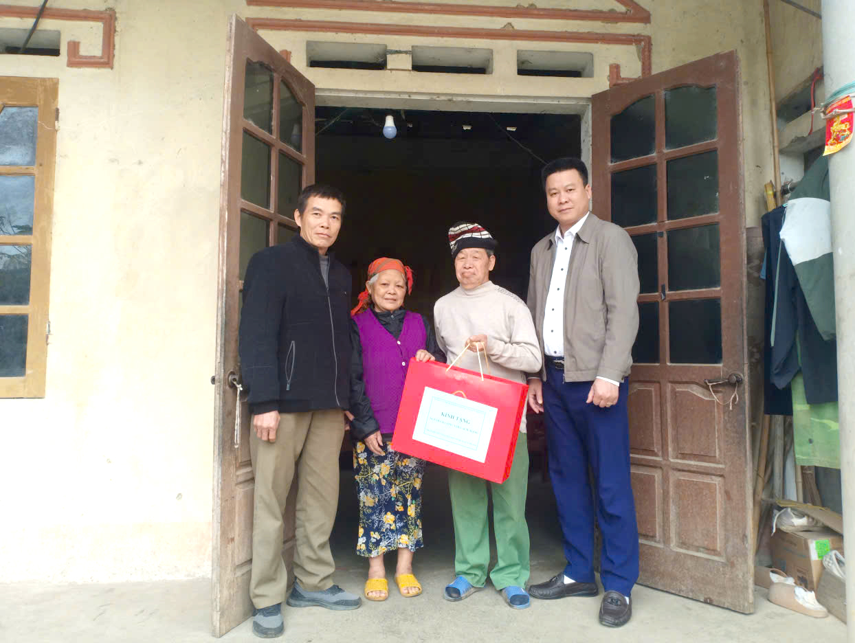 Đồng chí Triệu Văn Sơn, Phó Chủ tịch UBND xã Yên Trạch đã đến thăm, trao tặng quà cho các gia đình chính sách, người có công nhân dịp xuân Bính Ngọ 2026