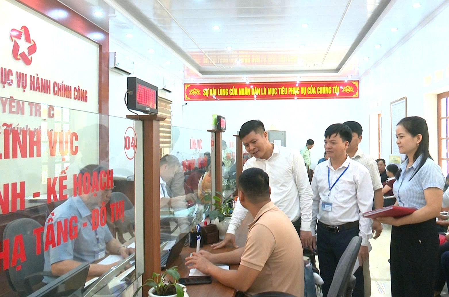 Đoàn giám sát HĐND xã Yên Trạch triển khai kế hoạch giám sát hoạt động Trung tâm phục vụ hành chính công.