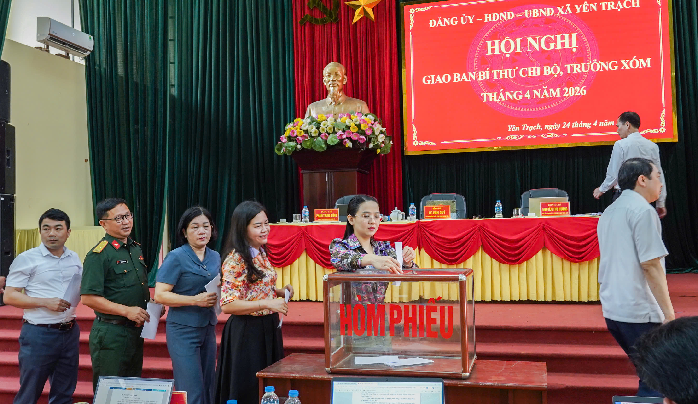 Nhiều nội dung được trả lời tại Hội nghị giao ban Bí thư chi bộ, Trưởng xóm thường kỳ tháng 4 năm 2026.