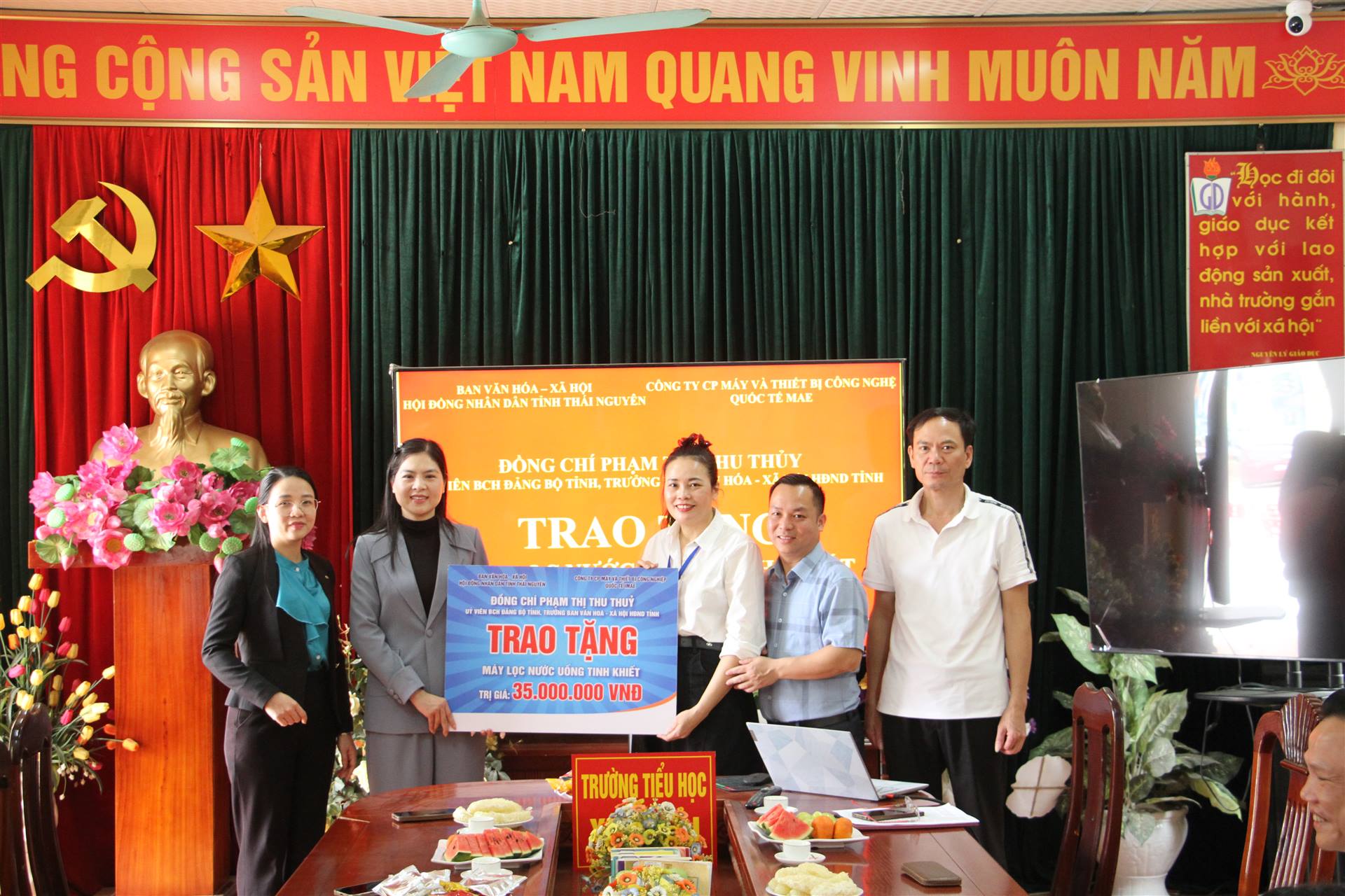 Đồng chí Phạm Thị Thu Thuỷ, Uỷ viên BCH Đảng bộ tỉnh, Trưởng Ban Văn hoá – Xã hội, Hội đồng Nhân dân tỉnh Thái Nguyên - Ứng cử viên Đại biểu Quốc hội khoá XVI, nhiệm kỳ 2026 – 2031 trên địa bàn tỉnh Thái Nguyên đã trao tặng máy lọc nước uống tinh khiết cho trường Tiểu học Yên Đổ I.