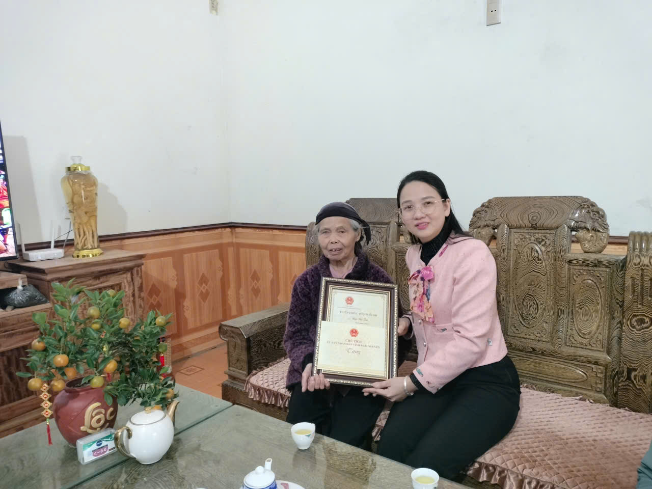 Đồng chí Nguyễn Thu Hương, Phó Bí thư Đảng ủy, Chủ tịch UBND xã Yên Trạch đã đến thăm hỏi và trao quà cho người có công trên địa bàn xã