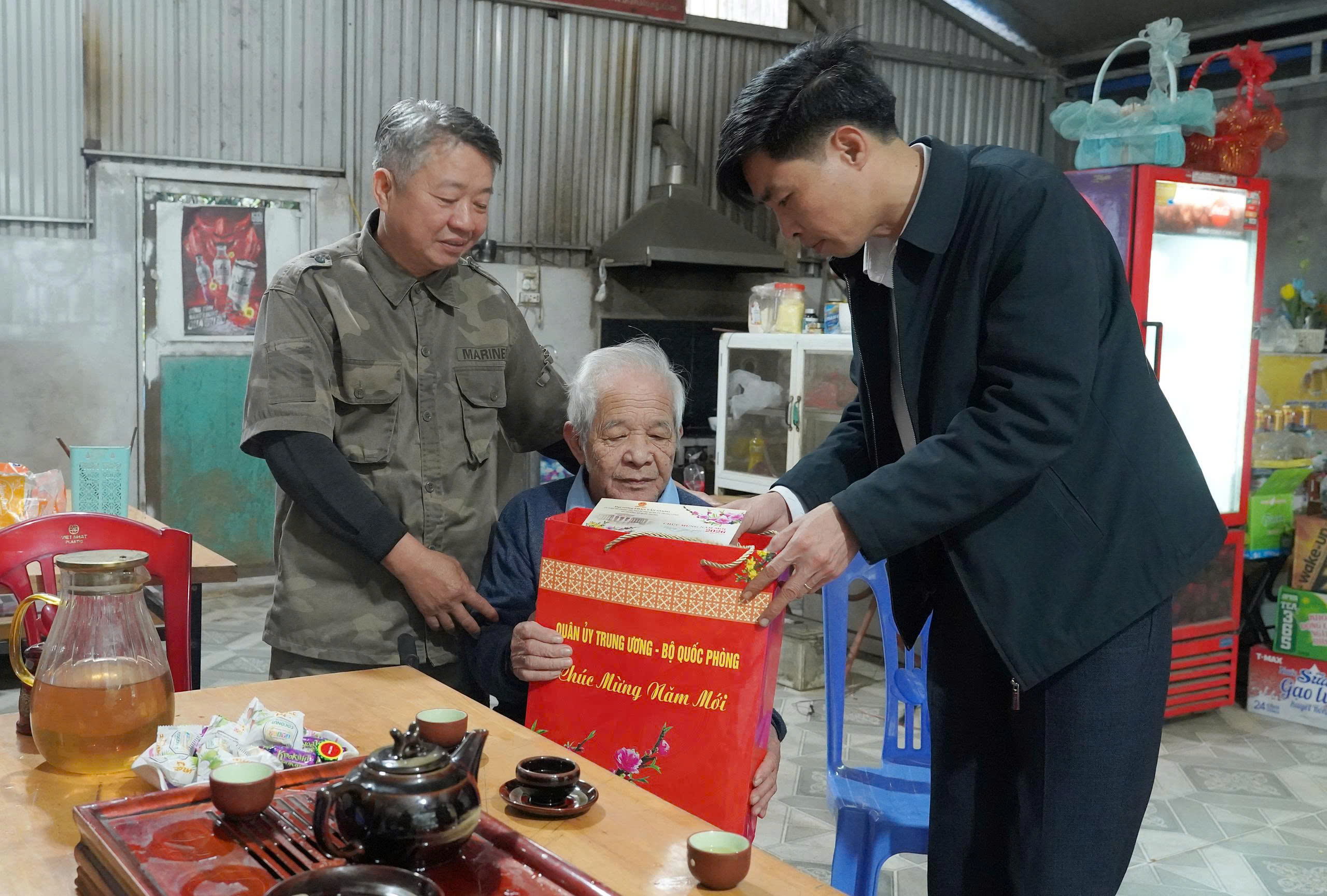 Đồng chí Phạm Hữu Hoàn – Ủy viên Ban Thường vụ Đảng ủy, Trưởng Ban Xây dựng Đảng trao nhiều phần quà đến các hộ có hoàn cảnh khó khăn