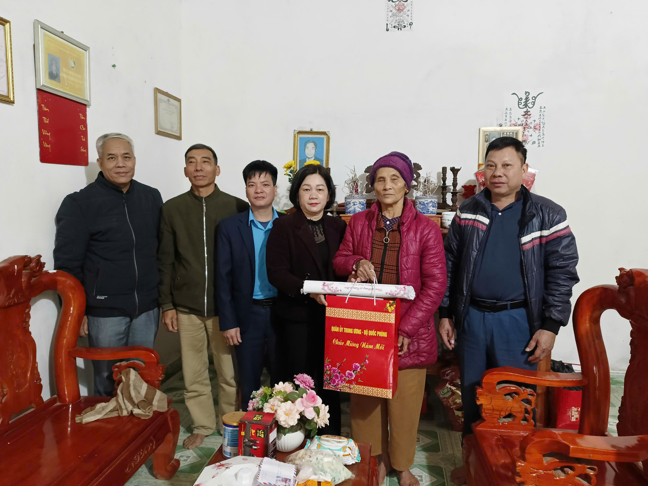 Đồng chí Hoàng Thị Xuân, Ủy viên Ban Thường vụ, Chủ nhiệm Ủy ban Kiểm tra Đảng ủy xã Yên Trạch trao quà cho  người có công tại xóm Yên Phú.