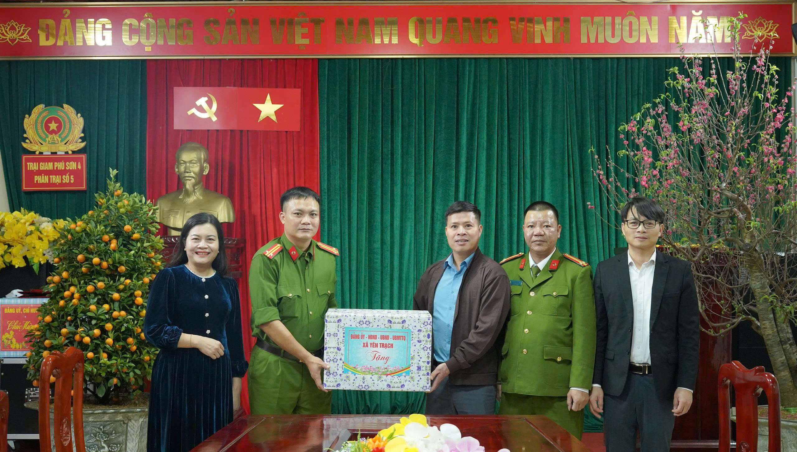 Xã Yên Trạch thăm, chúc tết các đơn vị lực lượng vũ trang đóng trên địa bàn.