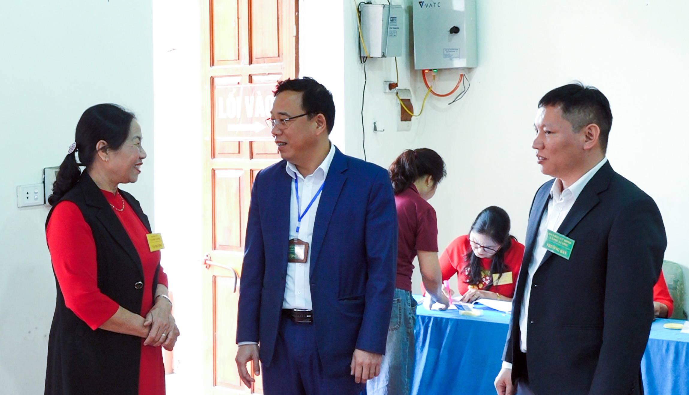 Đồng chí Trưởng ban bầu cử đại biểu Hội đồng Nhân dân tỉnh, Đơn vị bầu cử số 16, kiểm tra công tác bầu cử tại xã Phú Lương và xã Vô Tranh