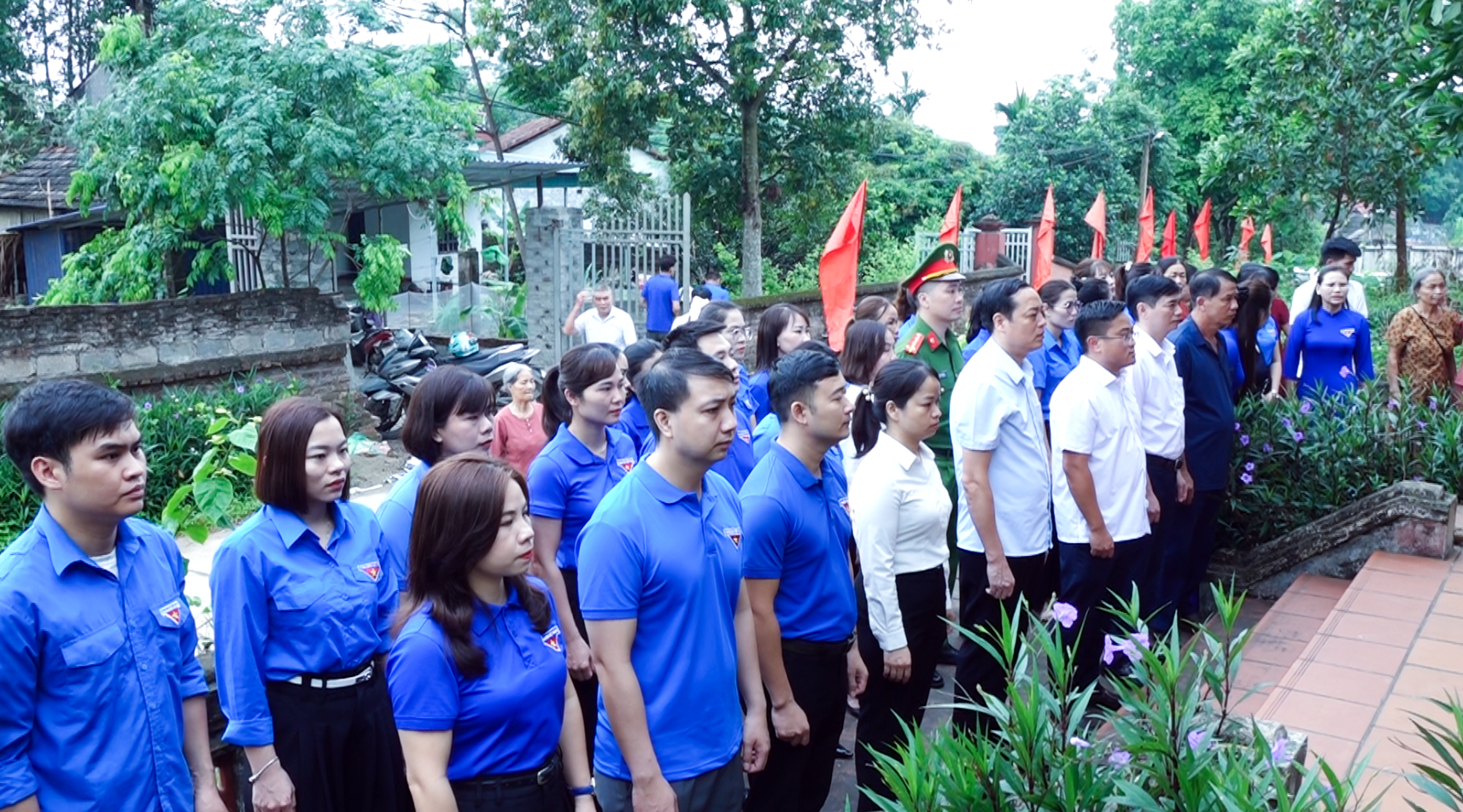 Dâng hương tại Di tích lịch sử Lũng Lươn