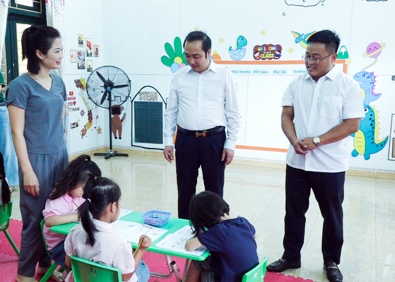Đồng chí Bí thư Đảng ủy xã; đồng chí Chủ tịch Ủy ban Nhân dân xã Vô Tranh thăm và nắm tình hình các trường học trên địa bàn xã.