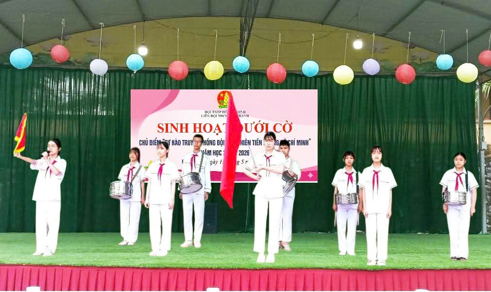 Sinh hoạt dưới cờ Chủ điểm với chủ đề: “Tự hào truyền thống Đội Thanh niên Tiền phong Hồ Chí Minh”.