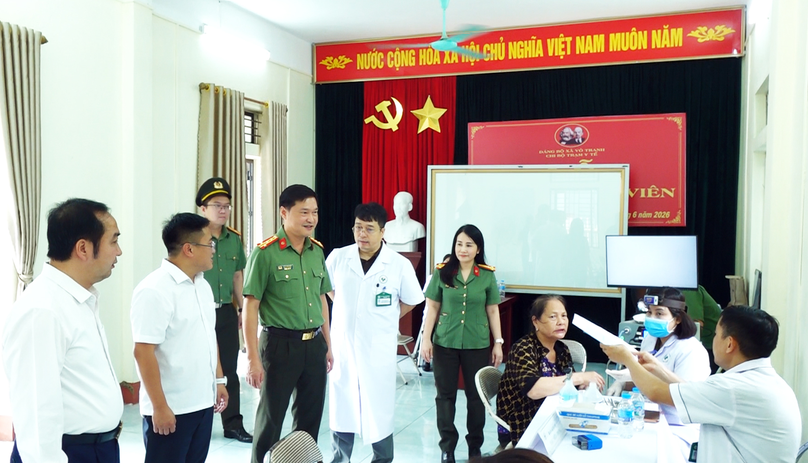 Chương trình “Tình nguyện, khám bệnh, cấp thuốc miễn phí”
